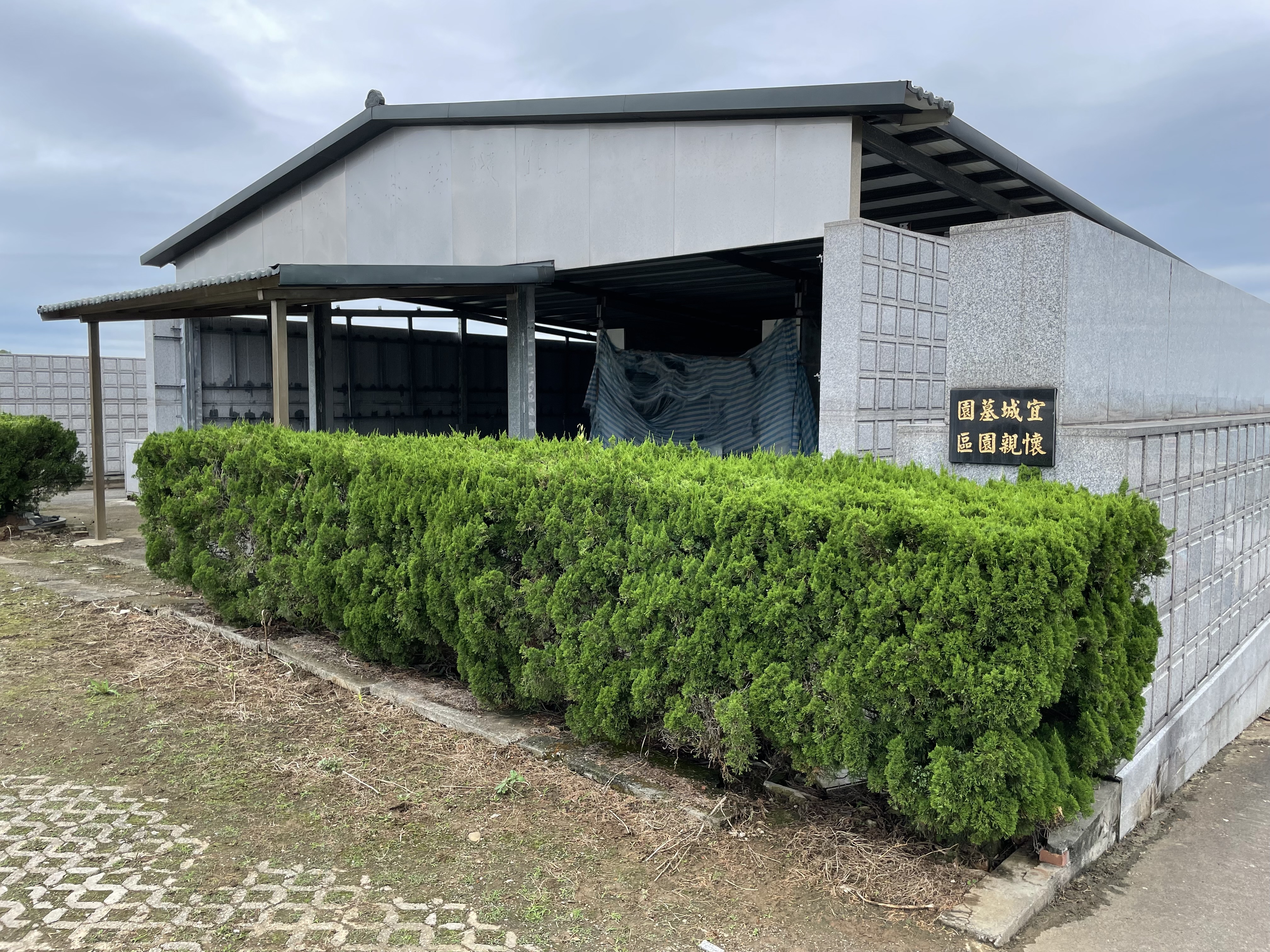 本次還有12個宜城墓園股份有限公司的靈骨塔塔位,為第4次拍賣,每個底價20萬5,600元,遠低於市場價格。(士林分署提供)