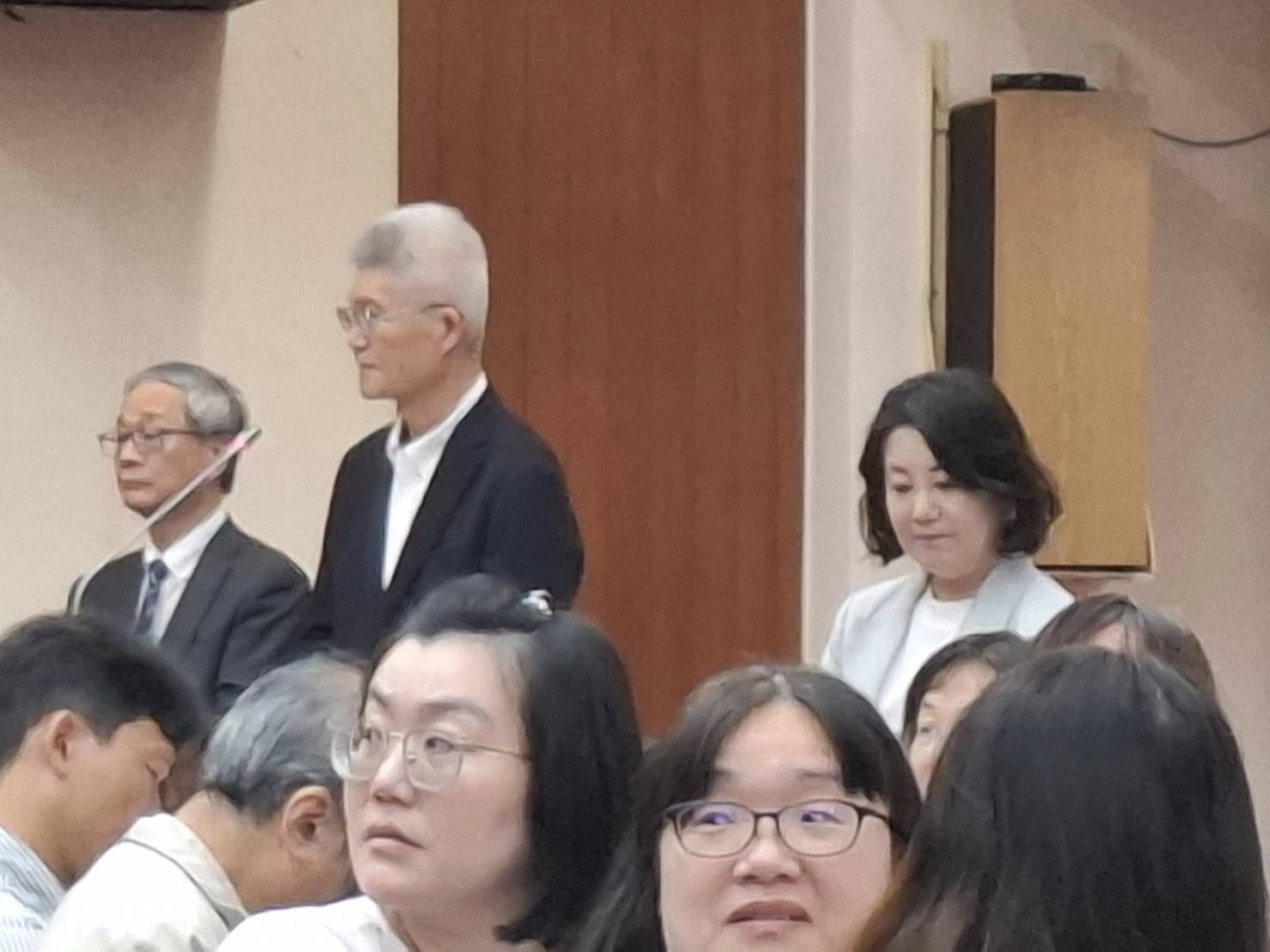 立法院教育及文化委員會爆發在野黨立委以「非法延任」為由，強行驅逐公視董事長胡元輝之事件。（翻攝自胡元輝臉書）