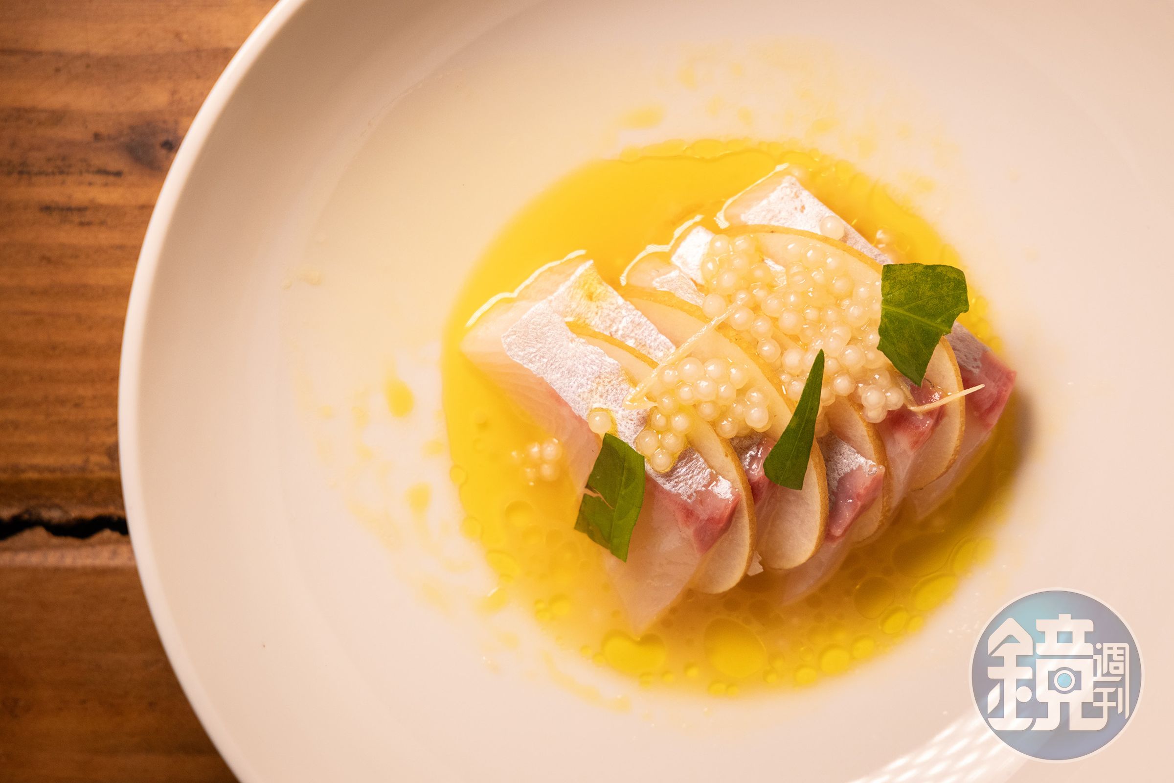 「Kingfish Crudo、Nashi Pear、Ginger」滋味清爽,還加上西米露增加口感變化。(紐幣25元/份,約 NT$490)