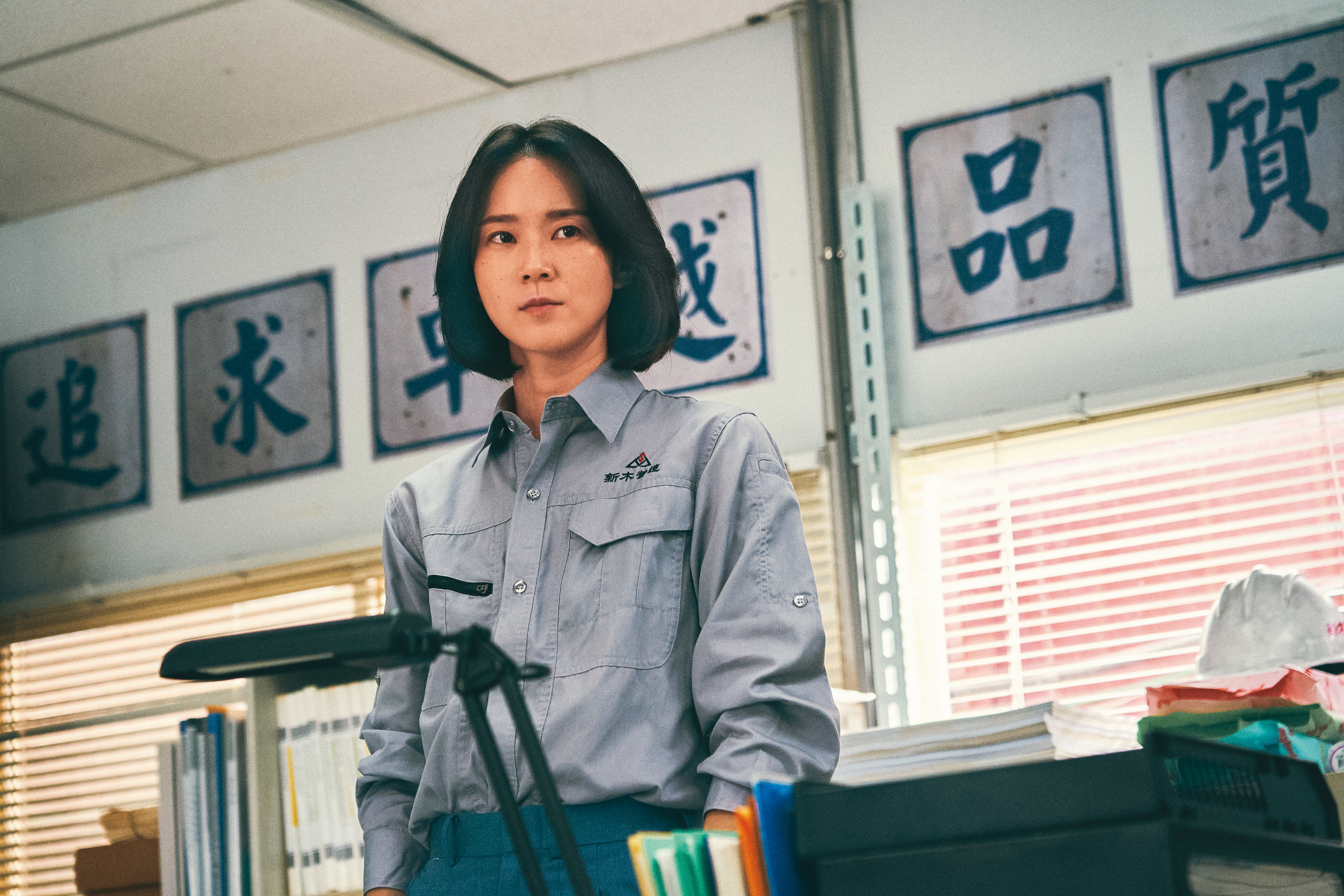 鍾瑤飾演的工地主任打破當時女性不能進隧道的禁忌。（客家電視台提供）