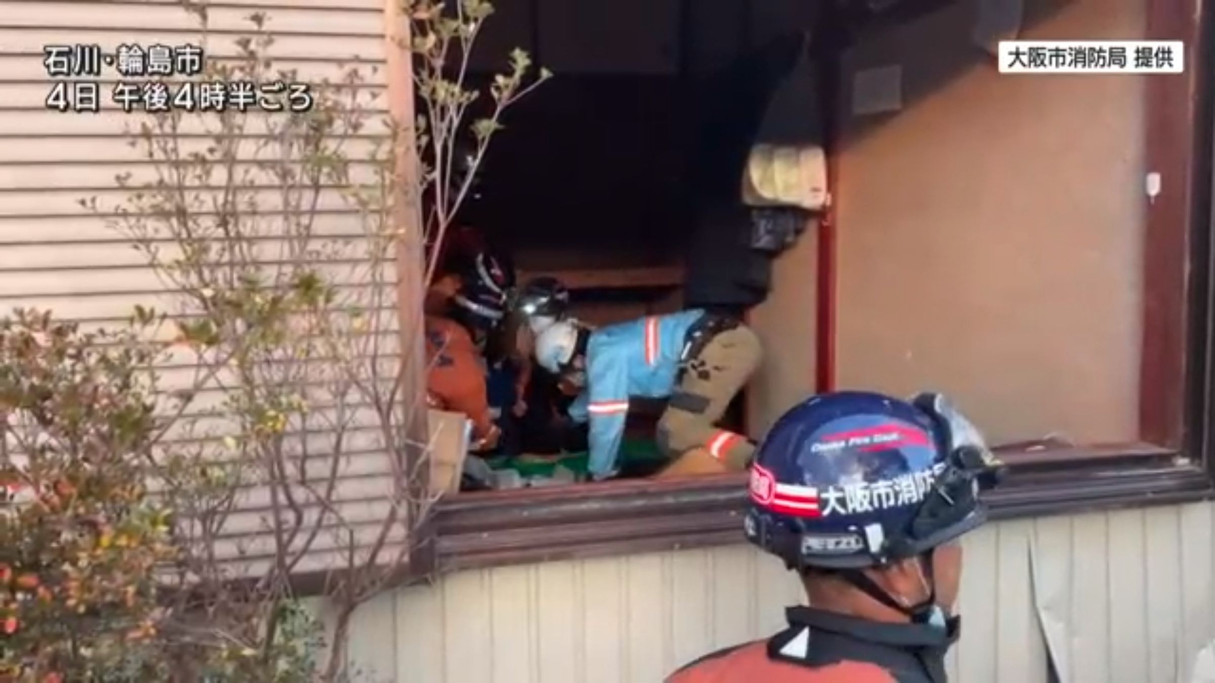 1名8旬婦人被救出,是58歲的次子用身體掩護她,也因此免於她失溫,然而救了媽媽的兒子卻不幸罹難。(翻攝自ABCニュース)