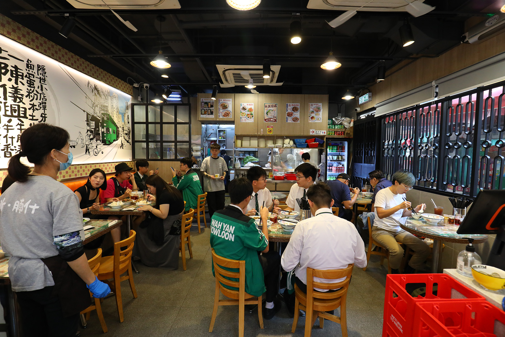 位於旺角煙廠街的「陳儀興牛什粉麵」空間新穎又復古。
