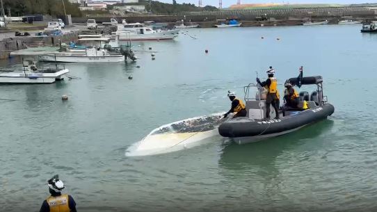 2艘平時用於抗議美軍普天間機場移設工程的專用船隻，在航行途中因不明原因翻覆。（翻攝自琉球新報）