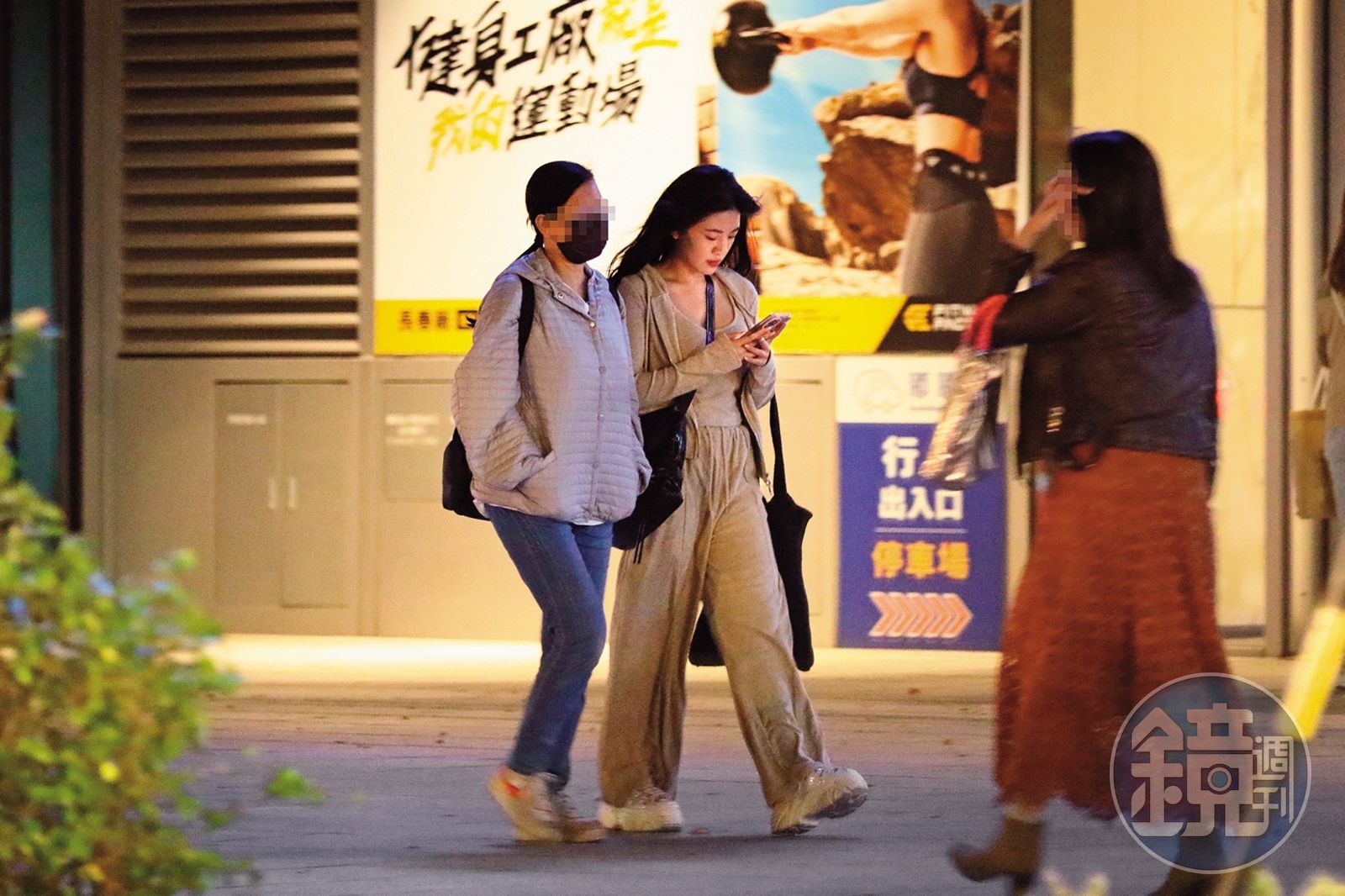 12月7日20：01，熊霓（右）和媽媽（左）漫步台北街頭，母女看來感情要好，但疑似沒什麼方向感。（圖／鏡週刊）