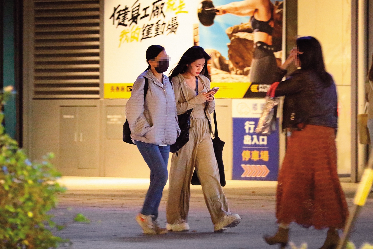 12月7日20：01，熊霓（右）和媽媽（左）漫步台北街頭，母女看來感情要好，但疑似沒什麼方向感。