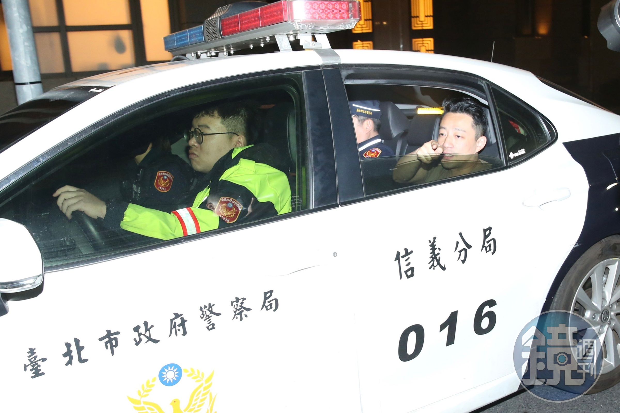 汪小菲上了警車,嘴巴仍念念有詞。