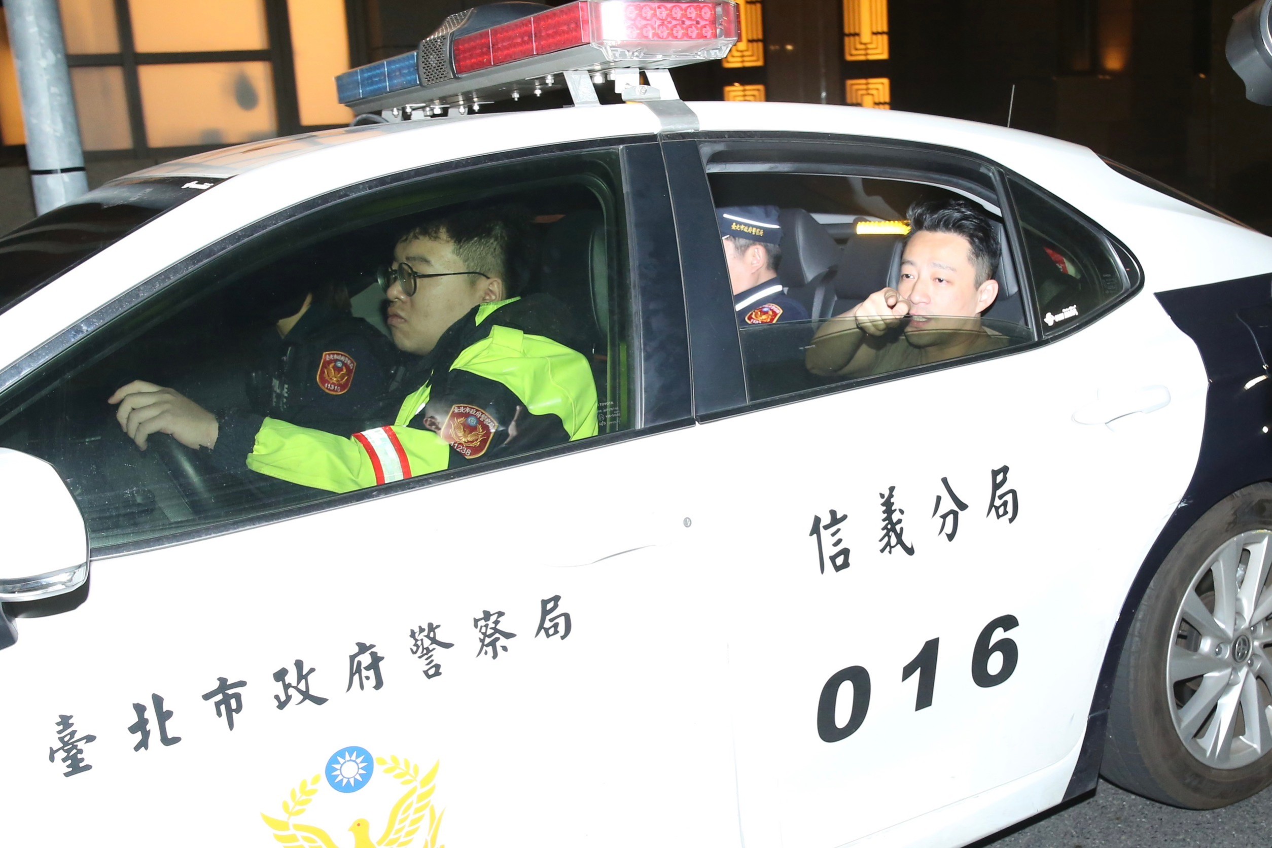 汪小菲上了警車，嘴巴仍念念有詞。