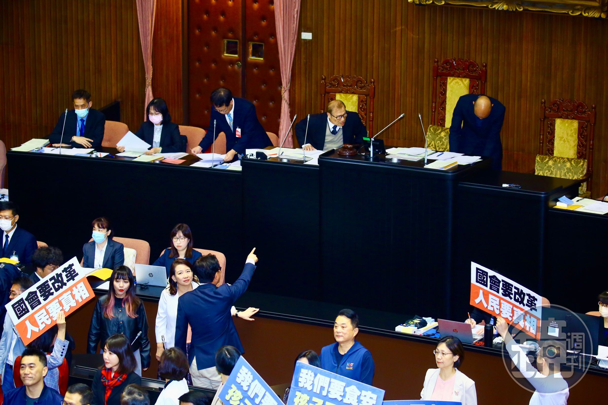 院長韓國瑜在藍綠委衝突期間宣布休息,並離開會場。