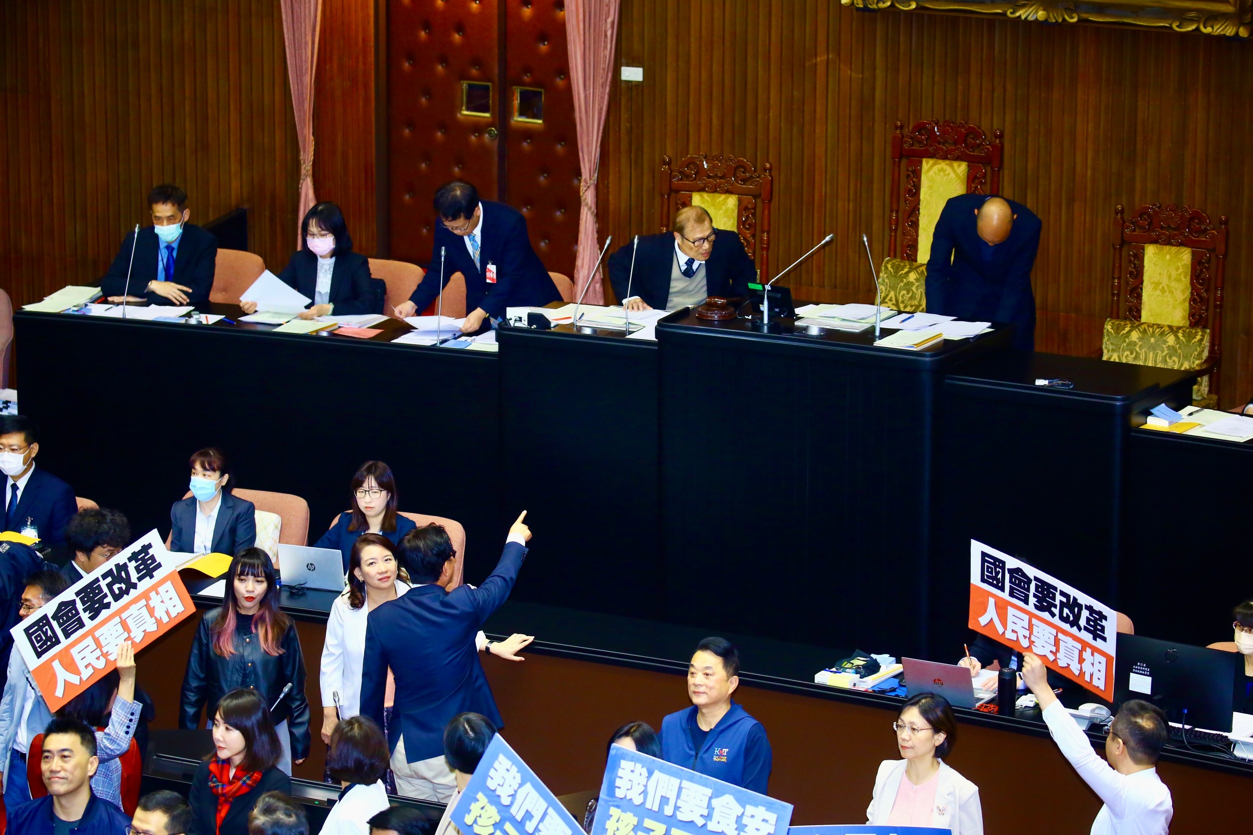 院長韓國瑜在藍綠委衝突期間宣布休息，並離開會場。