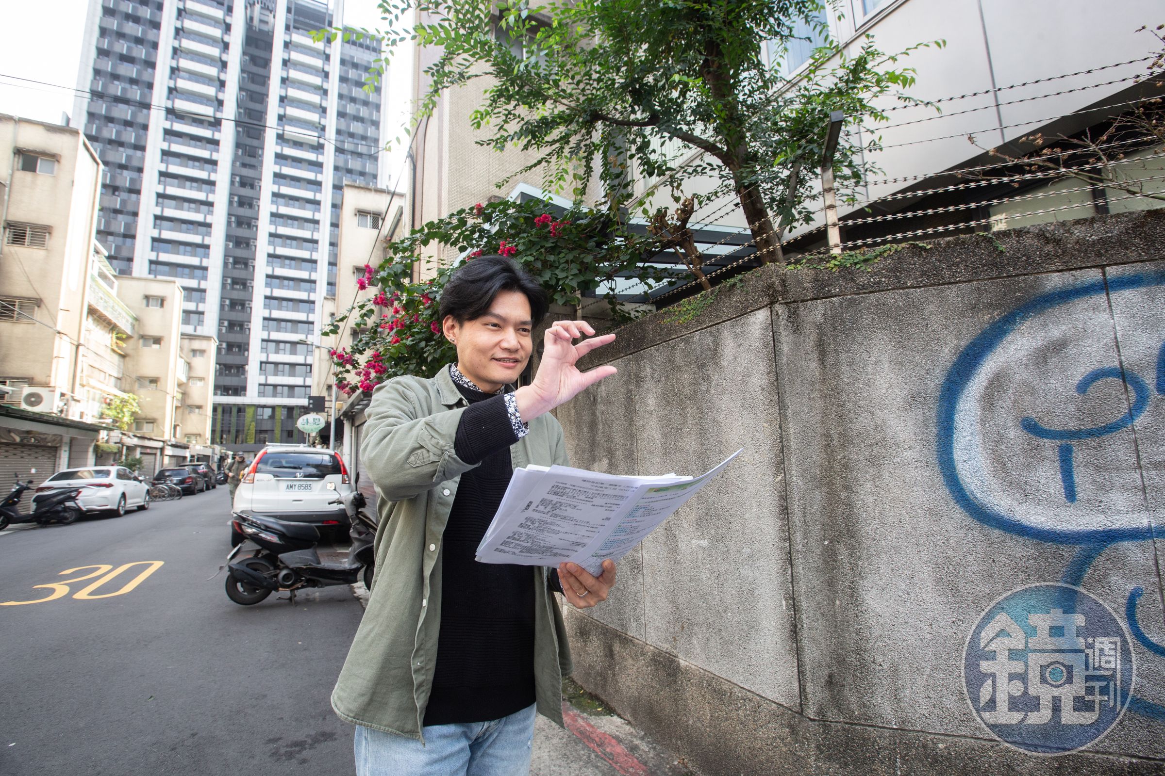 包租公林泰博在新北市買下4間老公寓,合法隔套隔間共10間,月租金收入17萬。