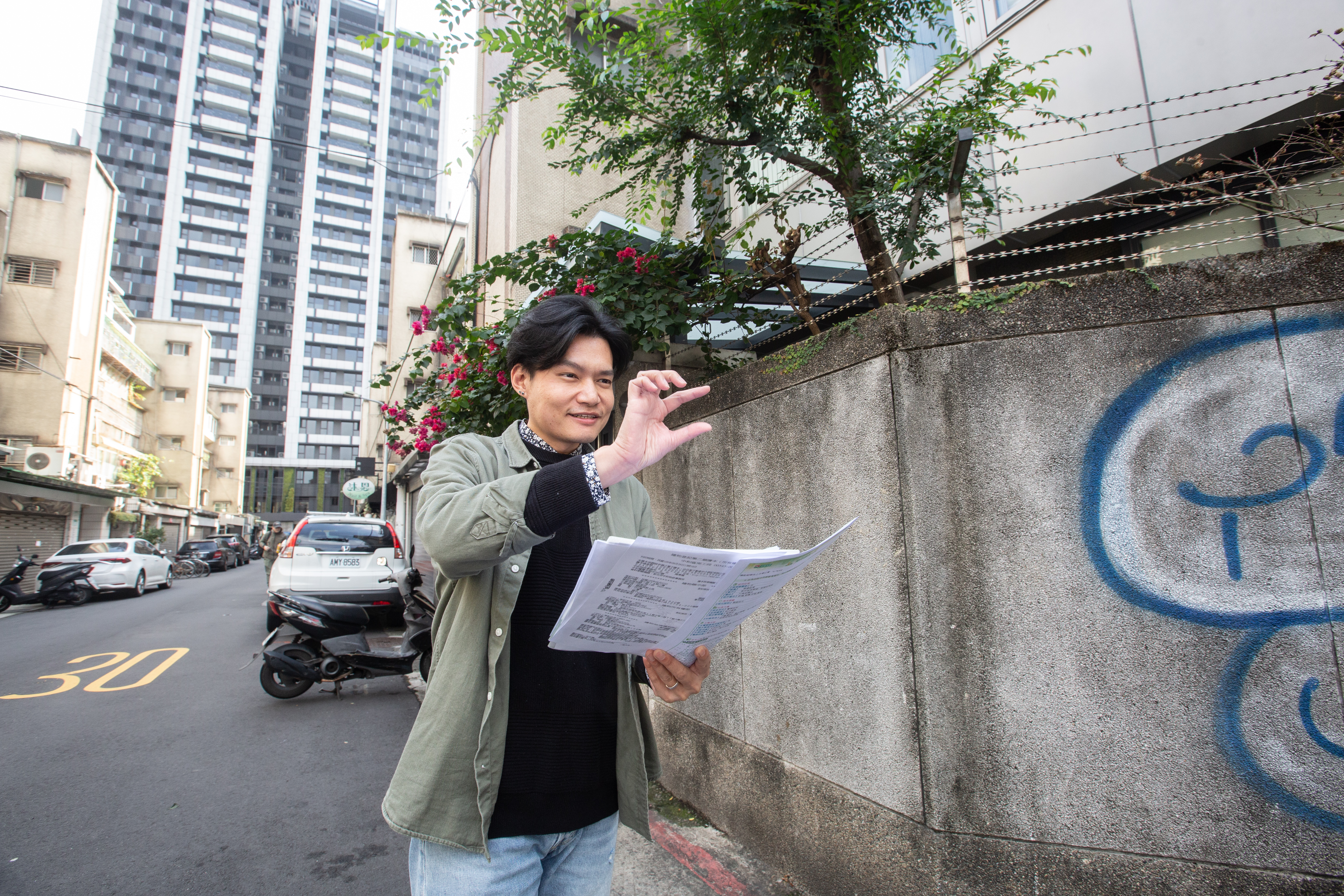 包租公林泰博在新北市買下4間老公寓，合法隔套隔間共10間，月租金收入17萬。