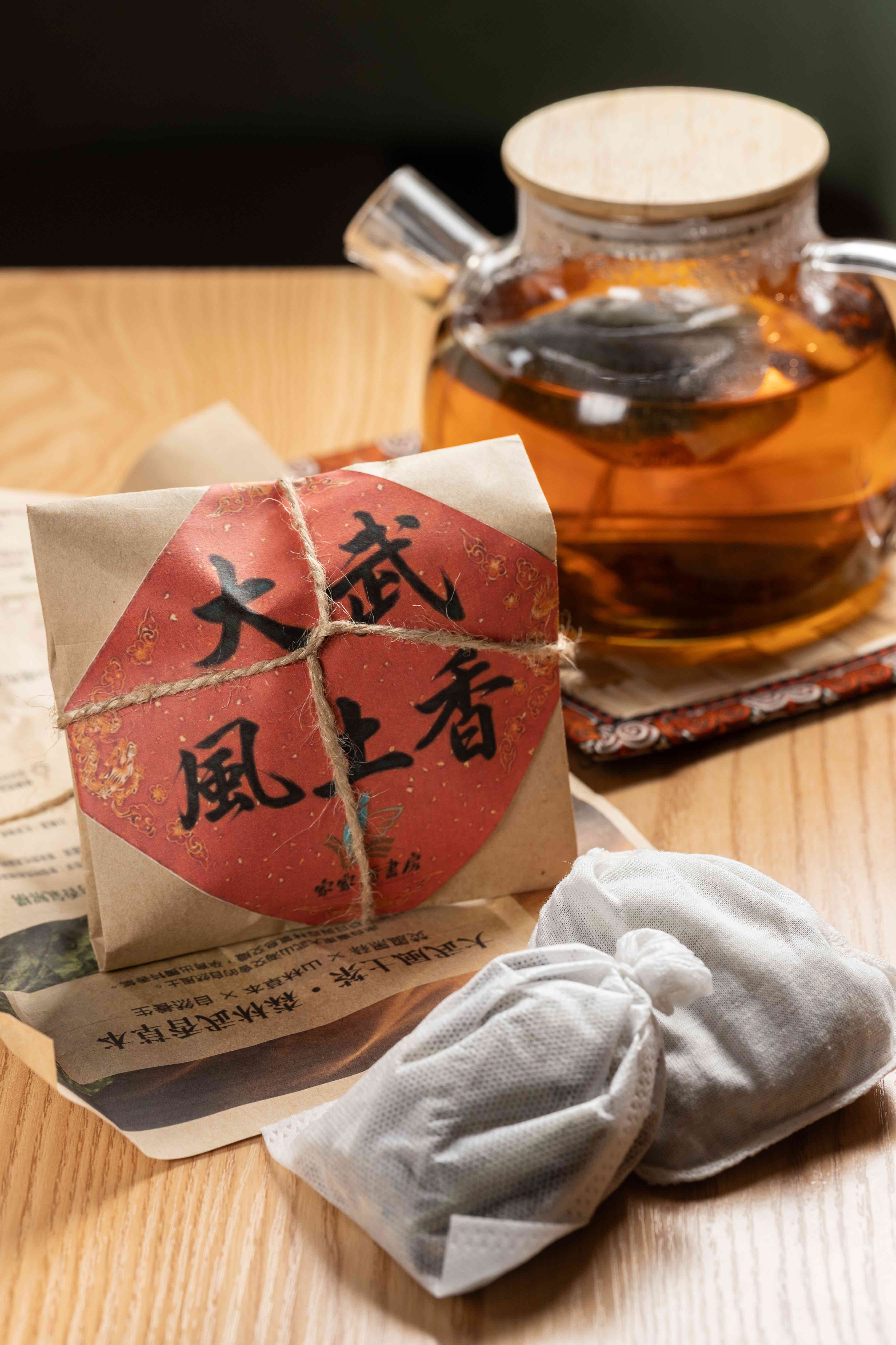 以檸檬香茅、刺蔥、月桃葉與黑蒜頭為基底的「大武風土香」茶禮包，是無咖啡因的草本養生茶。（120元／包）
