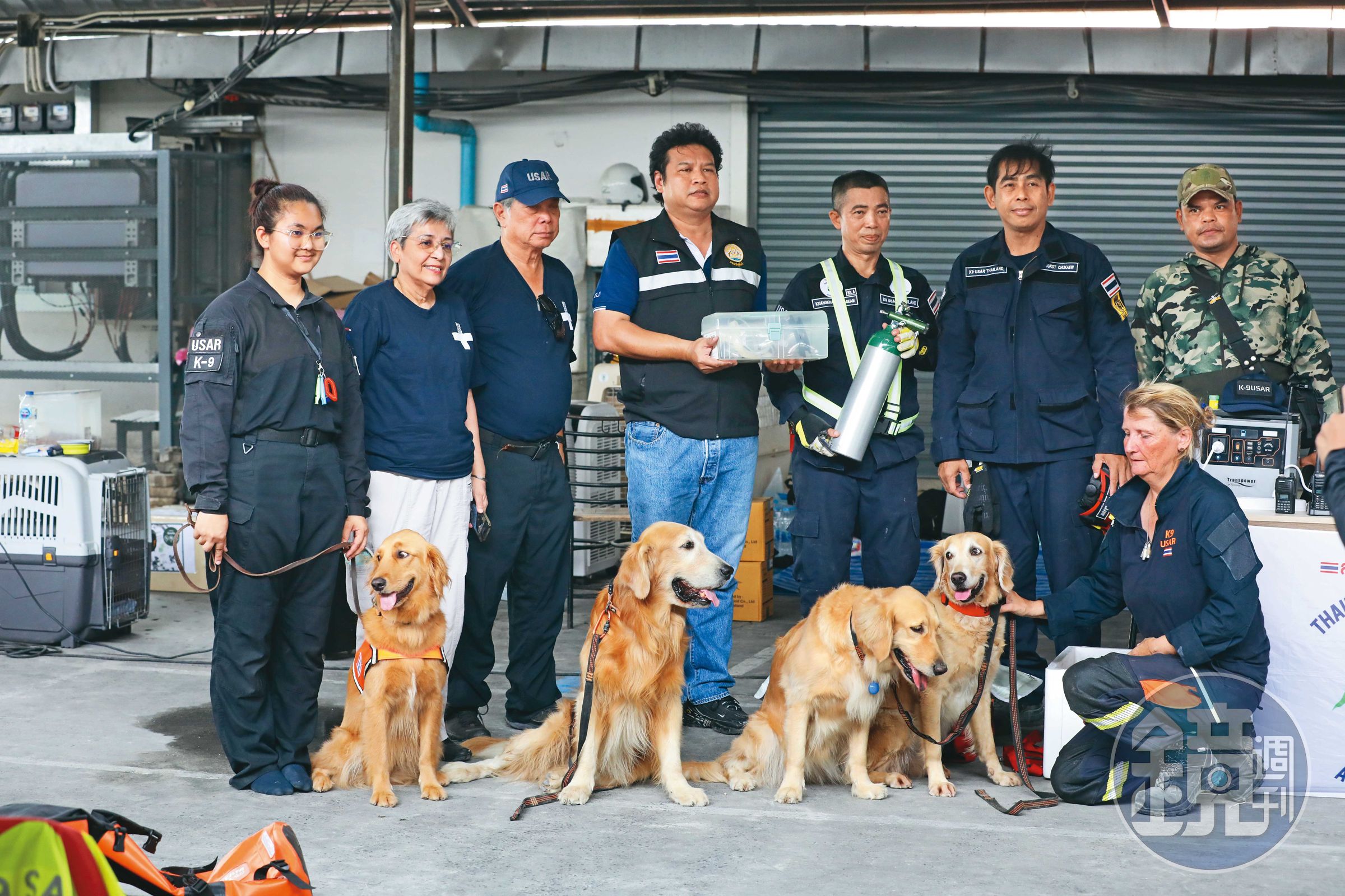 泰國政府出動搜救犬,希望找到被壓在瓦礫堆中的工人。