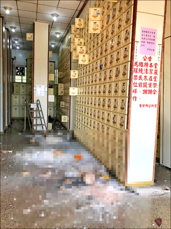 吉安鄉慈雲山納骨塔受到嚴重震損，塔內不少先人骨灰罐因強震摔壞。（讀者提供）