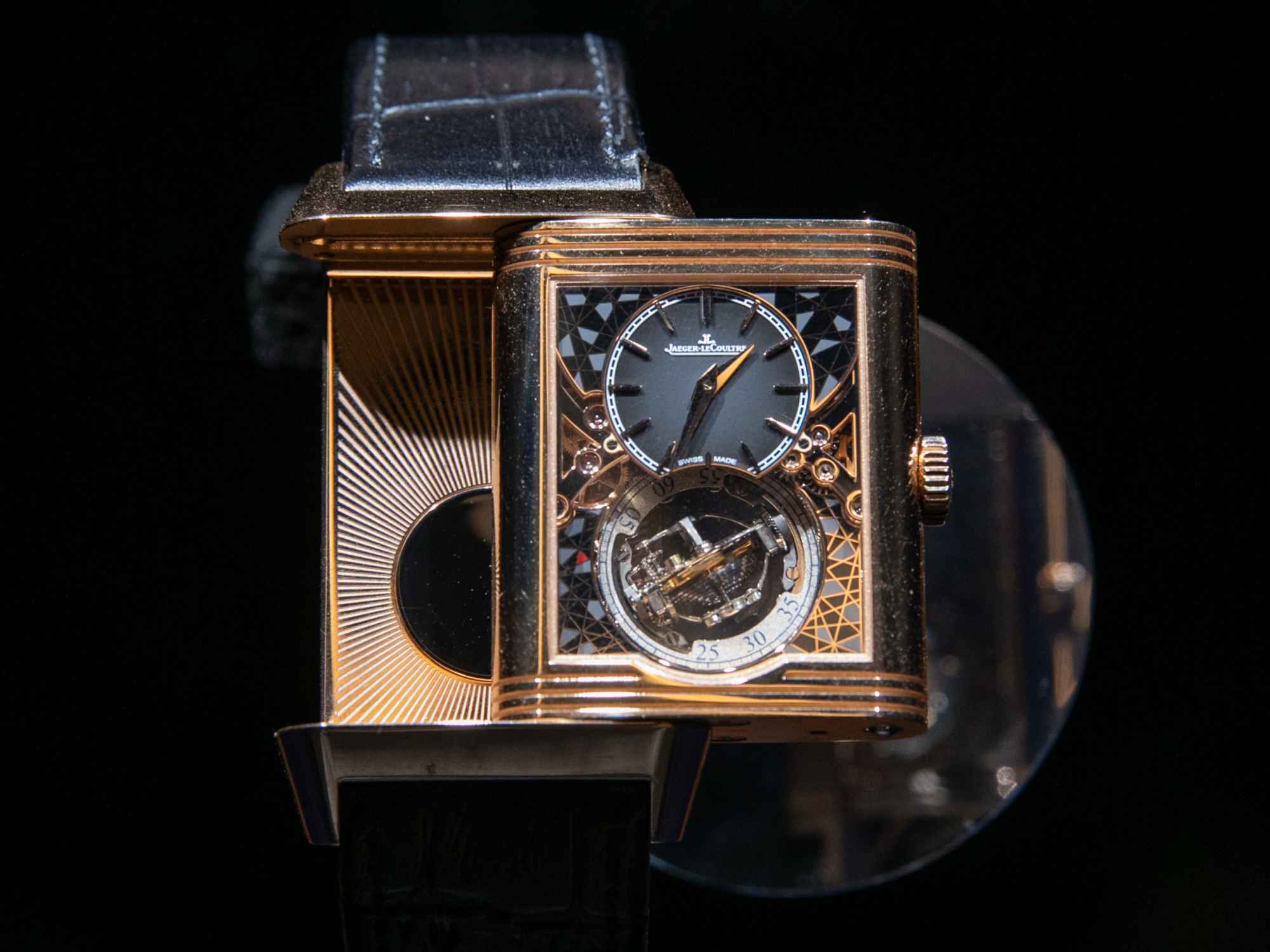 JAEGER-LeCOULTRE Reverso Hybris Artistica 179 
此錶來自於2023年發表的Calibre 179機芯，內部配置Gyrotourbillon球型陀飛輪，由 123 枚零件構成，內外框架以不同速度旋轉，猶如懸浮於正反錶盤之間。而且錶盤裝飾上也極其考究，機芯底板以雷射切割出 200道凹槽，再由大工坊僅有的三位大師做手工填漆拋光；正反兩面具備雙時區功能，厚度卻僅 13.63 毫米，是一款能在平日佩戴的大複雜功能腕錶。
功能：時、分顯示；雙時區；球體陀飛輪
機芯：手上鏈機芯
定價：約NT$18,700,000（限量10只）
