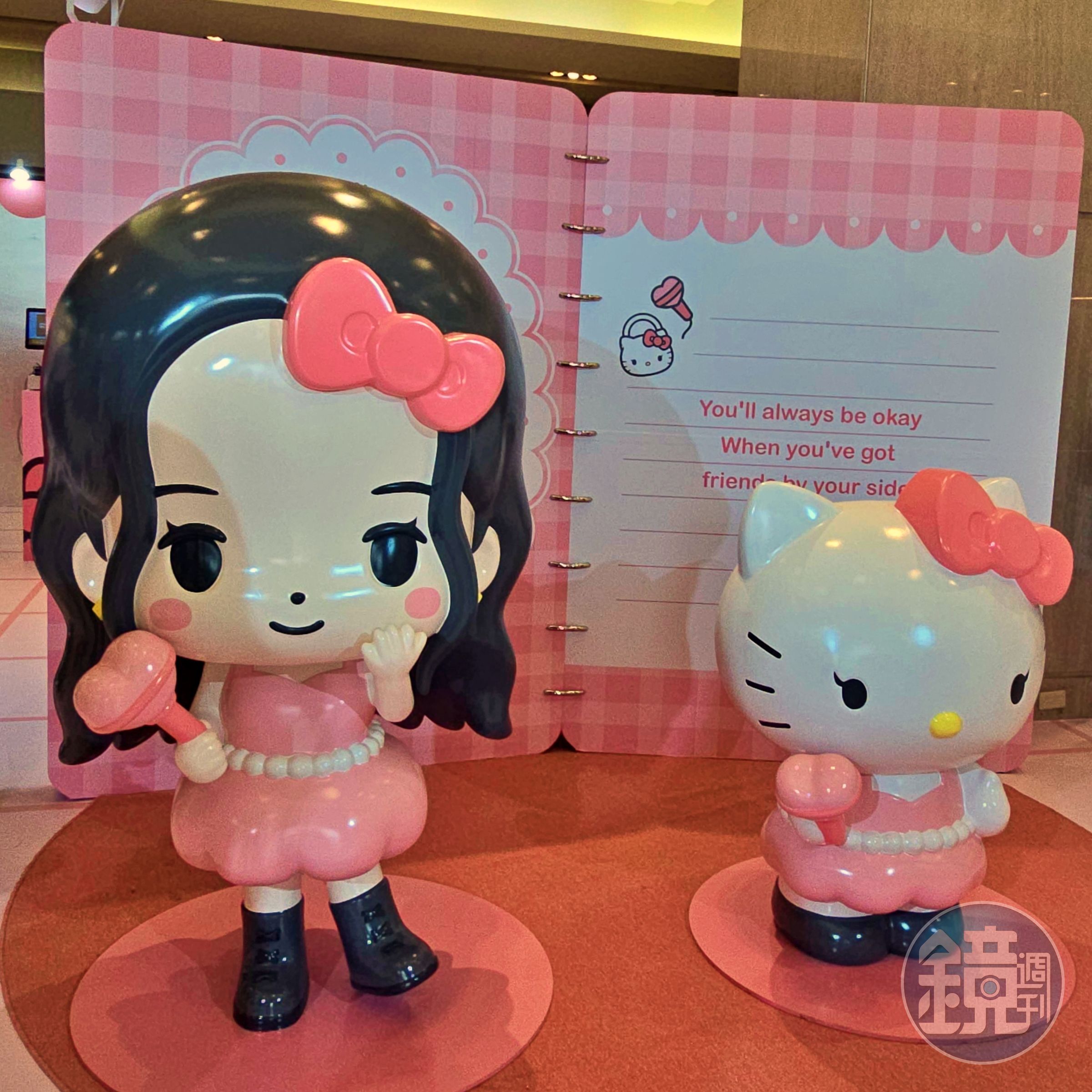 JISOO與Hello Kitty在門口迎接大家。