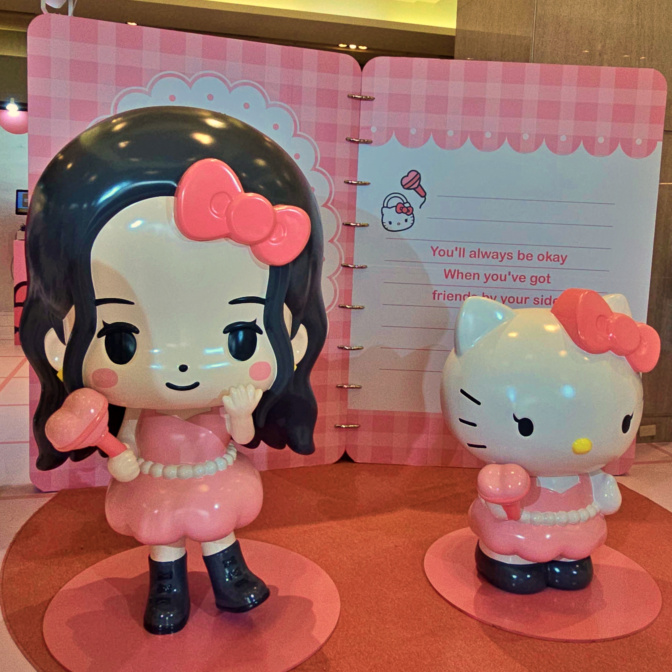 JISOO與Hello Kitty在門口迎接大家。