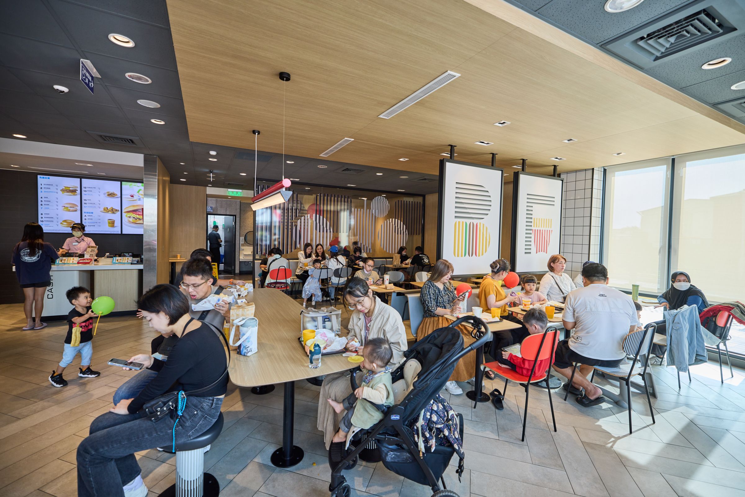 開幕當日座位區滿滿人潮,店內採用全球麥當勞「幾何」設計風格,舒適又童趣。