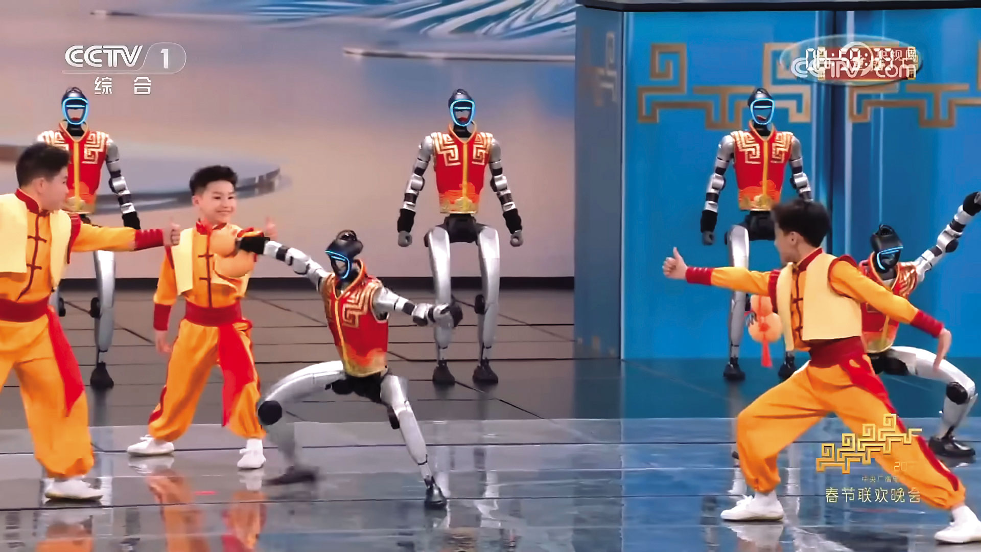 機器人登上中國央視春晚，表演翻跟斗、打醉拳及與真人協作的舞蹈。（翻攝中國CCTV春晚）
