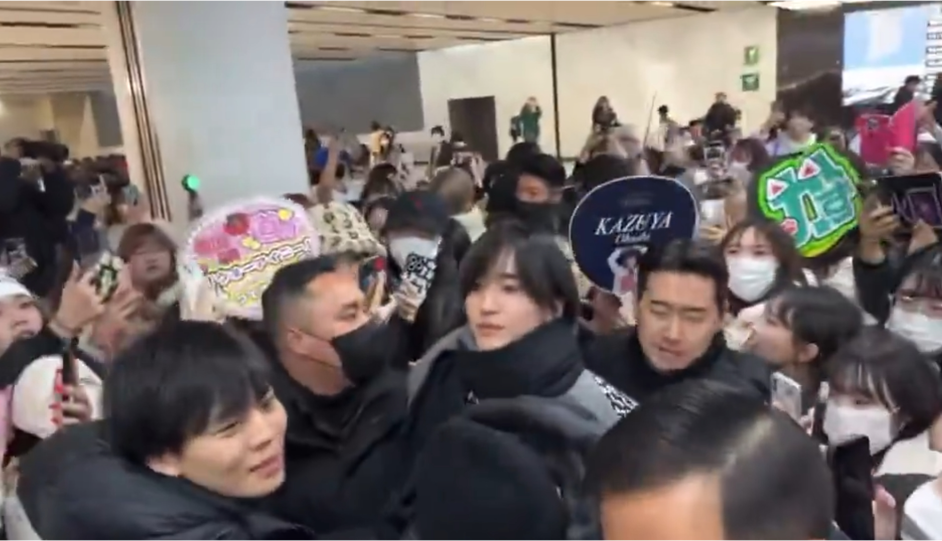 「浪花男子」抵韓國，接機粉絲太瘋狂。（翻攝X）