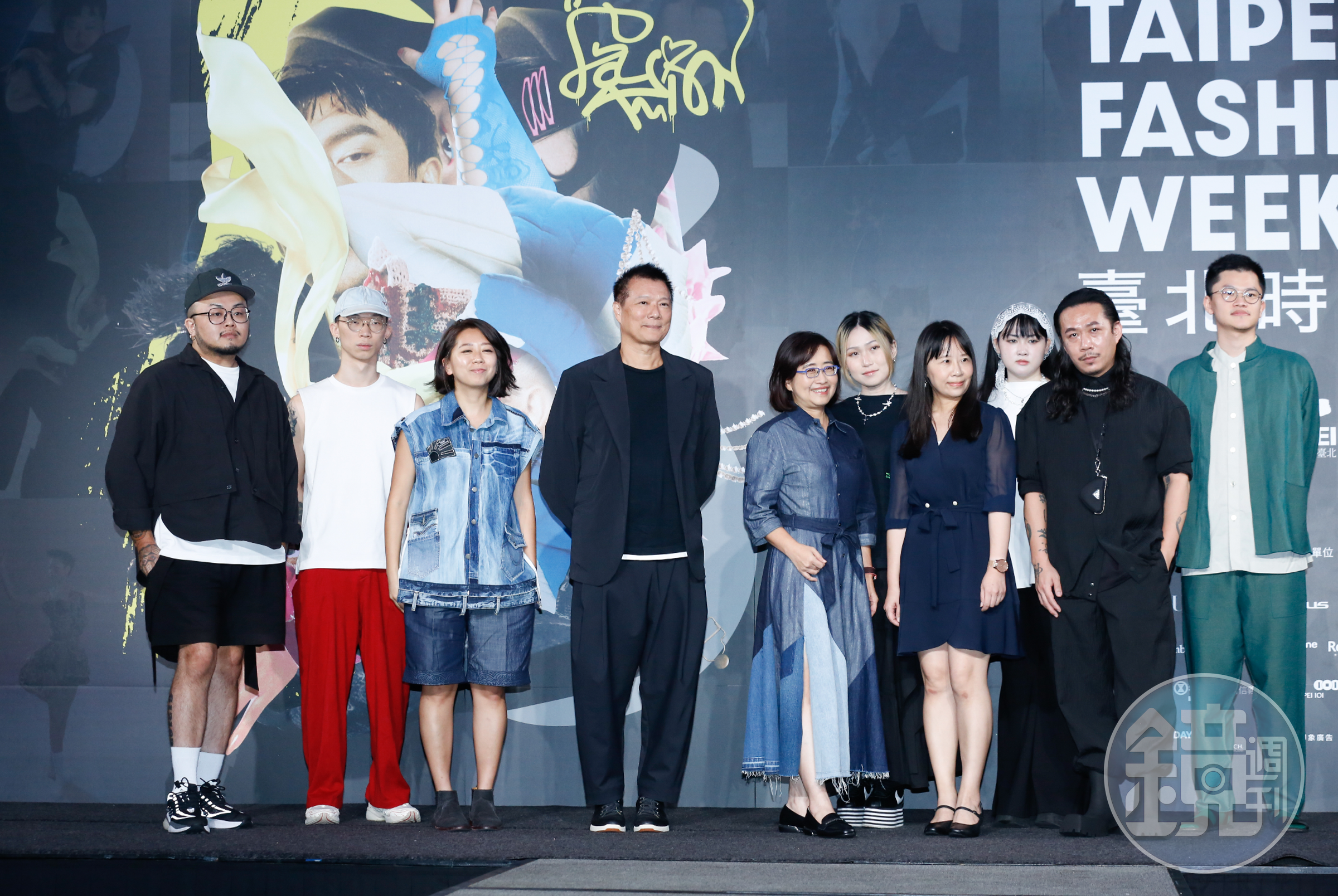 BOB Jian簡國彥(左)、AllenKo3柯瑋倫(左2)、Story Wear陳冠百(左3)、文化局蔡詩萍局長(左4)、台北市政府副市長林奕華(右6)、PCES暢芷荺(右5)、文化部文創發展司副司長陳薇如(右5)、PCES李玉琪(右3)、Just in XX周裕穎(右2)、TANGTSUNGCHIEN唐宗謙(右)。