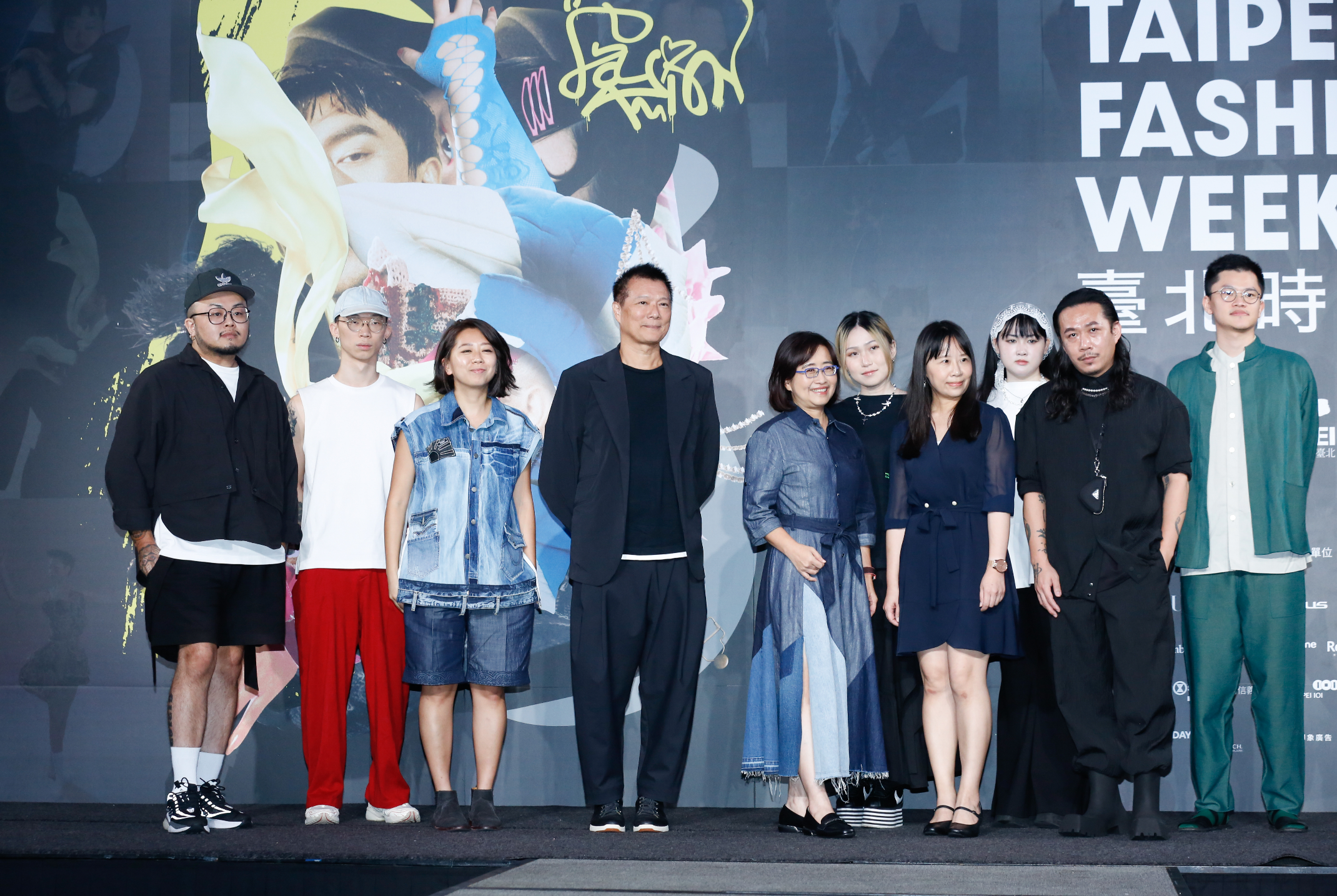 BOB Jian簡國彥(左)、AllenKo3柯瑋倫(左2)、Story Wear陳冠百(左3)、文化局蔡詩萍局長(左4)、台北市政府副市長林奕華(右6)、PCES暢芷荺(右5)、文化部文創發展司副司長陳薇如(右5)、PCES李玉琪(右3)、Just in XX周裕穎(右2)、TANGTSUNGCHIEN唐宗謙(右)。