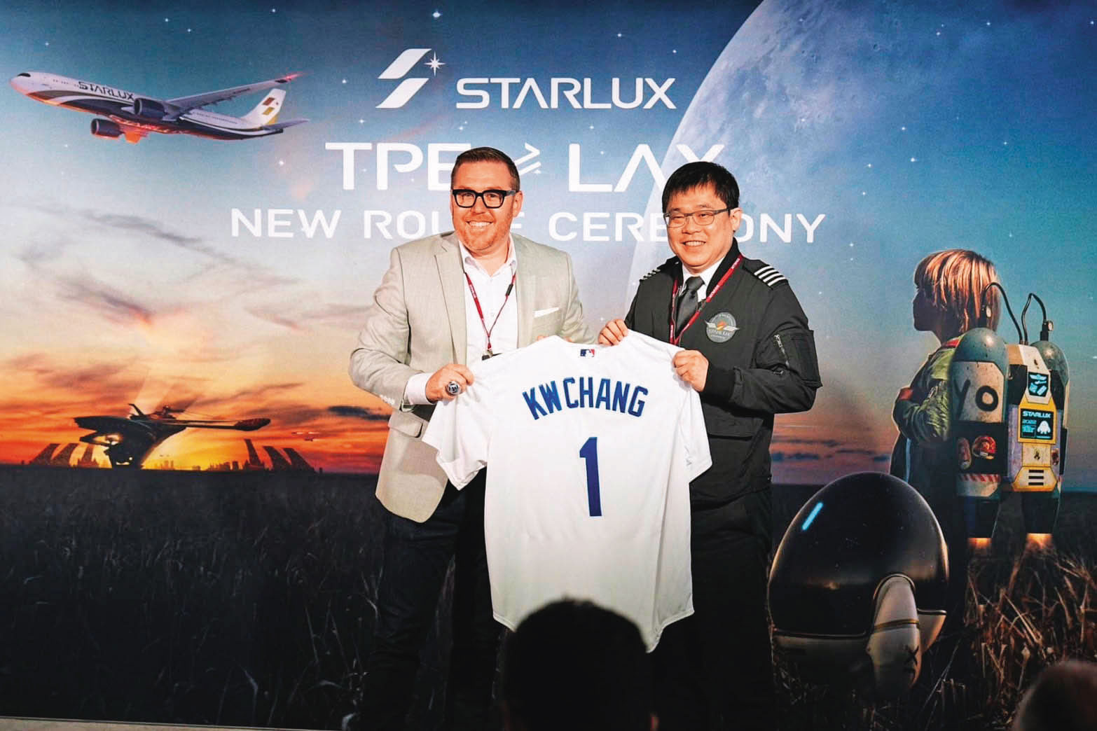 星宇航空也積極開拓北美航點,依照慣例首航預計由董事長張國煒(右)執飛。(星宇航空提供)
