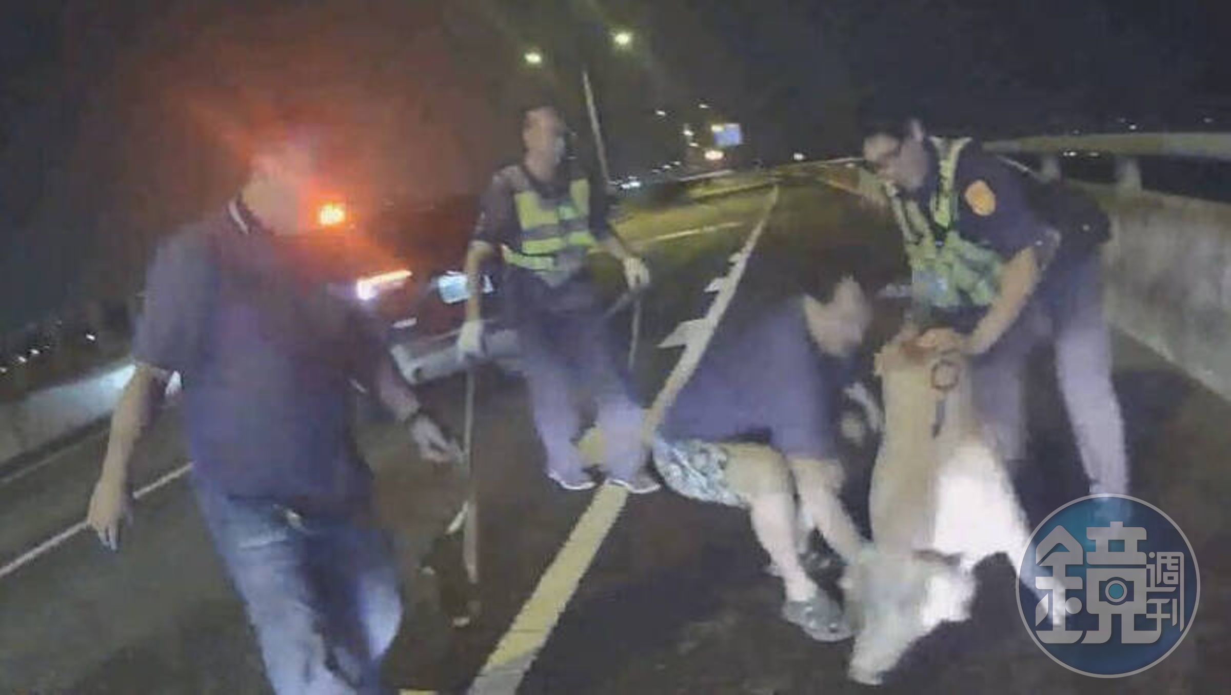 警方與高速公路局人員在74號快速道路上合力圍捕豬仔。(讀者提供)