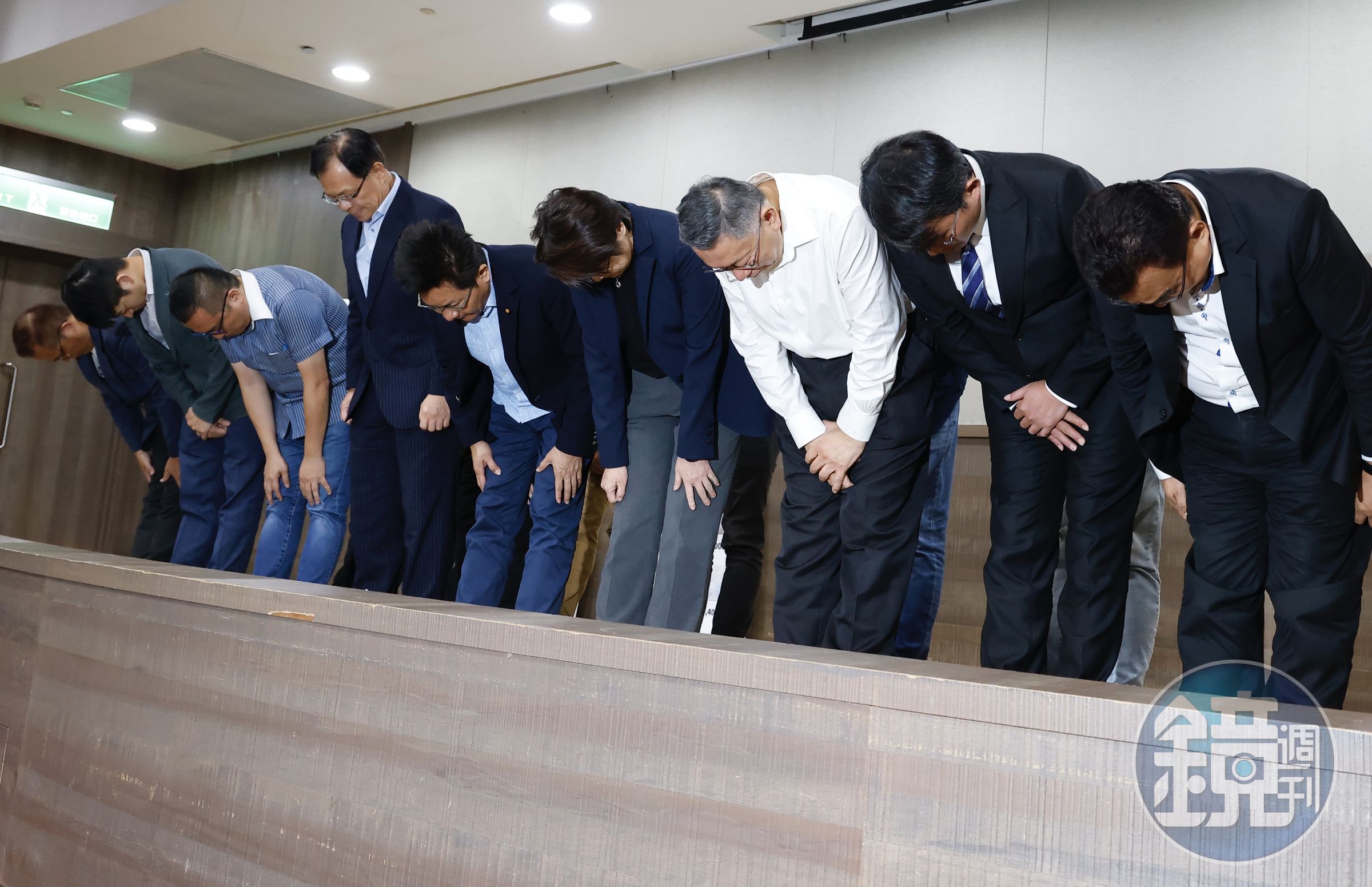 民眾黨眾黨員今針對政治獻金申報不實等疑雲一同鞠躬致歉。