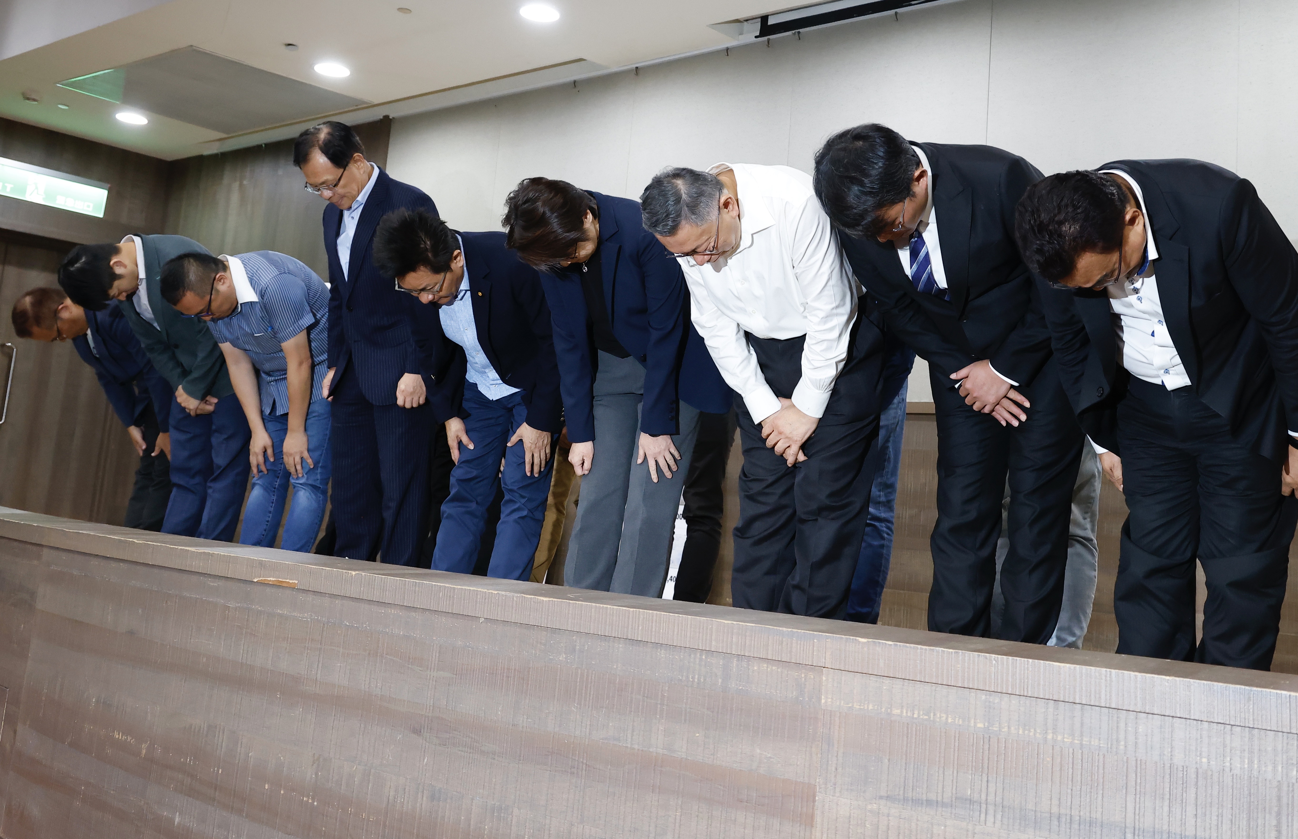 民眾黨眾黨員今針對政治獻金申報不實等疑雲一同鞠躬致歉。