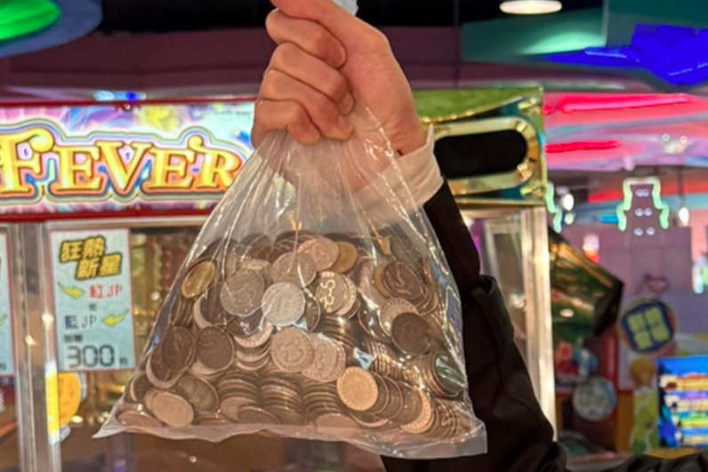 地震太搖把機台裡的代幣晃一堆下來，意外實現代幣自由。（翻攝自臉書）
