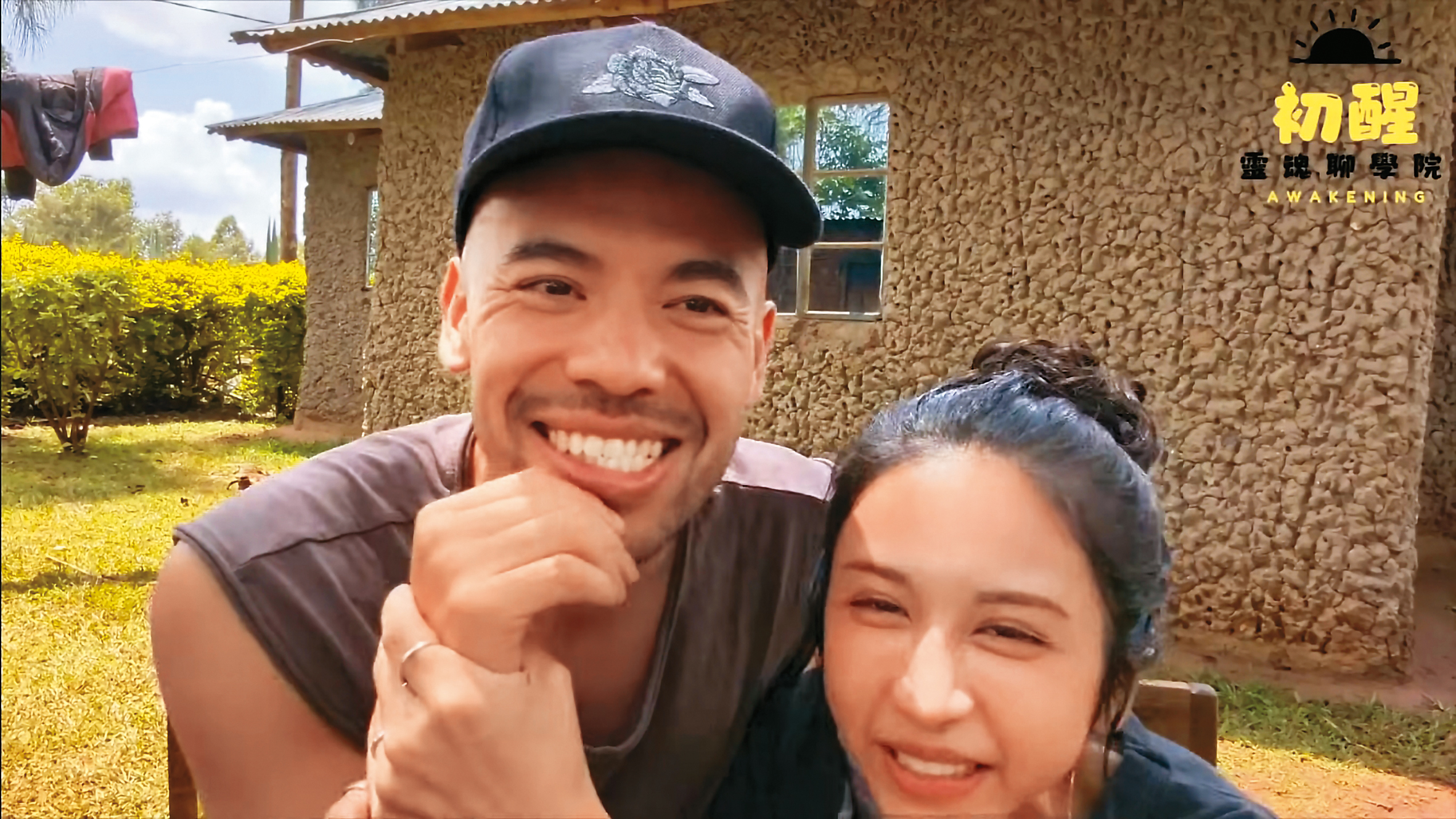 劉玳妍（右）和阿卡莎納（左）在國外拍YouTube影片，互動舉止非常親密。（翻攝自初醒靈魂聊學院）