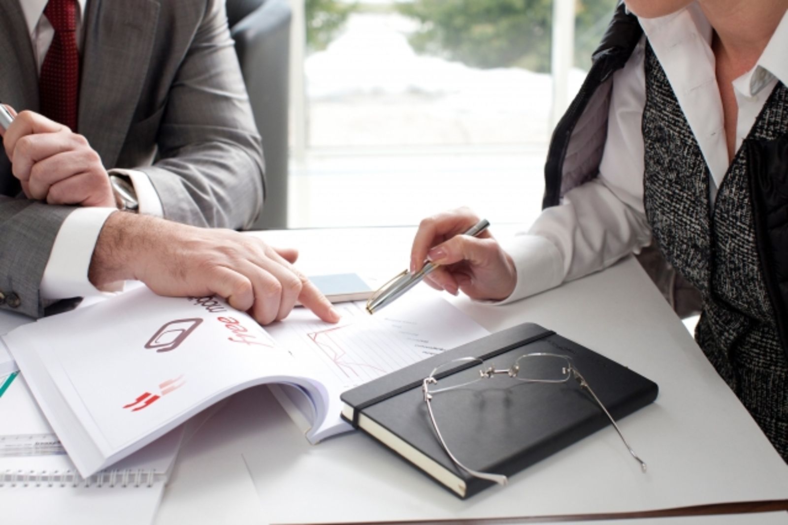 女保險業務員揭黑幕 帥主管「陪睡大媽」換大單!資深老鳥說話了