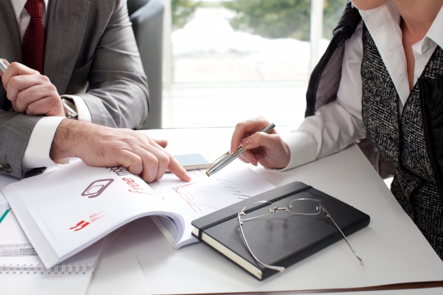 一名保險女業務親曝業界賺錢暗黑手段，有些業務員為了成交不惜跟客戶上床。（示意圖，pexels）