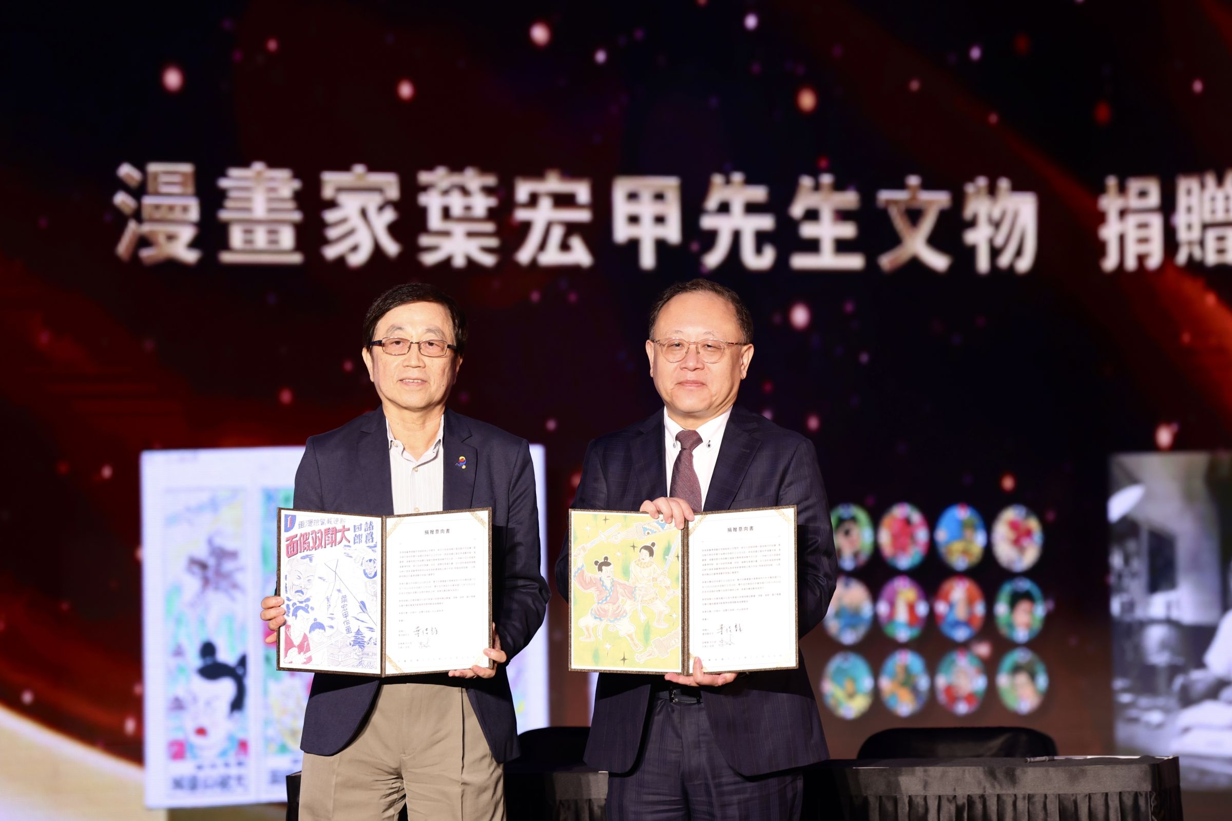 漫畫家葉宏甲之子葉佳龍（左）將父親的作品手稿、漫畫書、相關文物及數位檔案捐贈給文化部，於金漫獎頒獎典禮上與文化部長史哲（右）共同簽署文物捐贈意向書。（文化部提供）