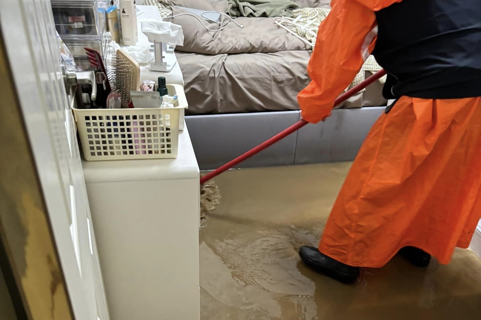 台北市昨日午後降下暴雨導致多處淹水，光是積淹水的災情通報就超過60件。（翻攝自信義區三兩事臉書社團）