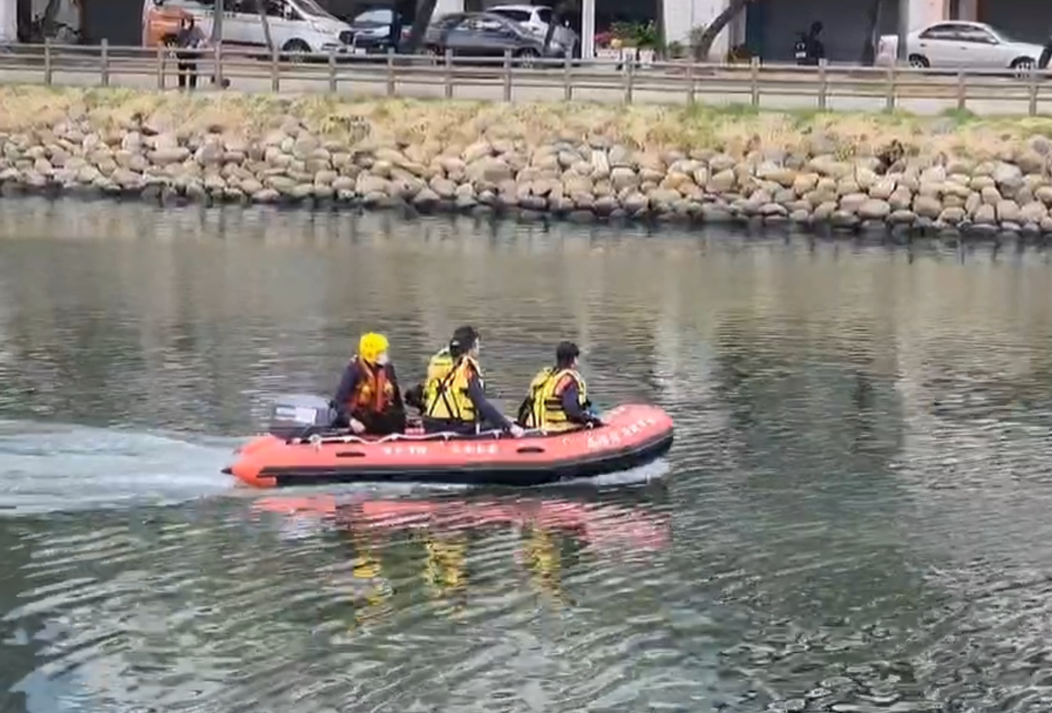 張介宗涉嫌殺害3老婦分屍丟棄，警方派員打撈，至今找不到3顆頭顱。（翻攝畫面）