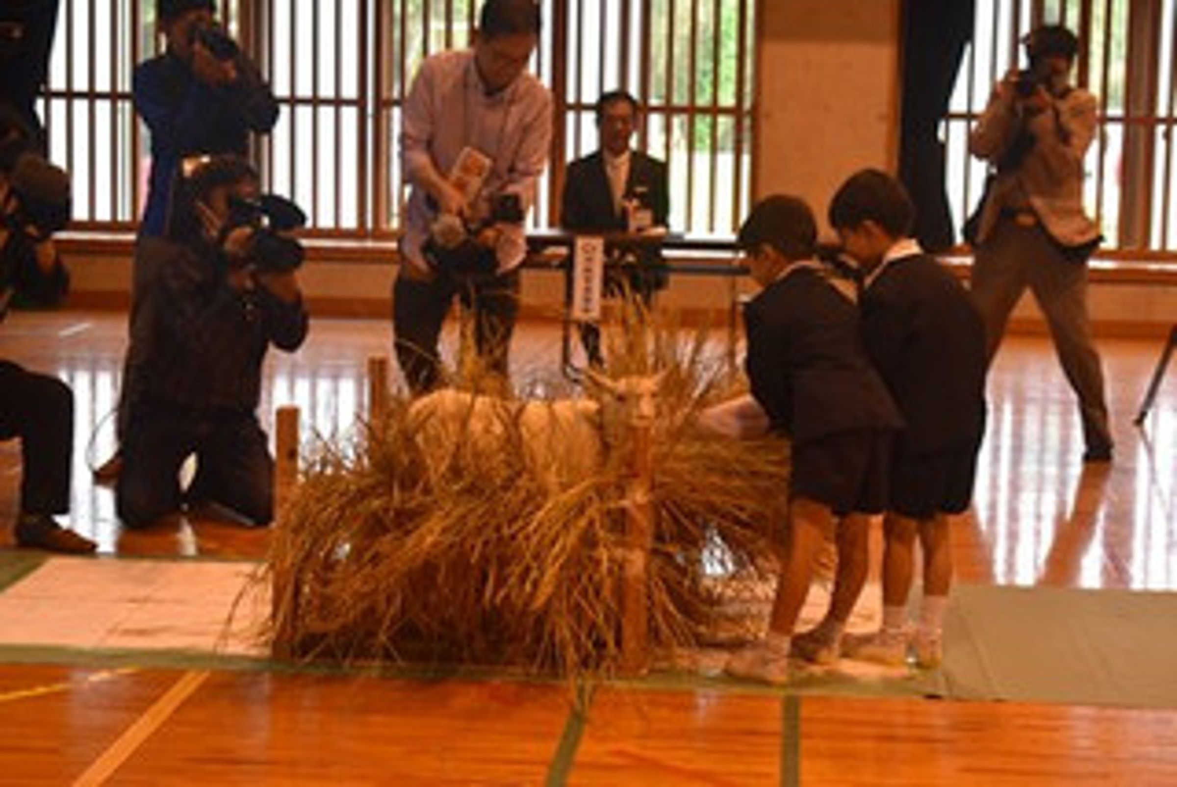 日本鹿兒島伊佐市的南永小學日前舉辦入學典禮，新生是一隻母山羊，山羊還獲得牧草當禮物。（翻攝自南永小學官網）
