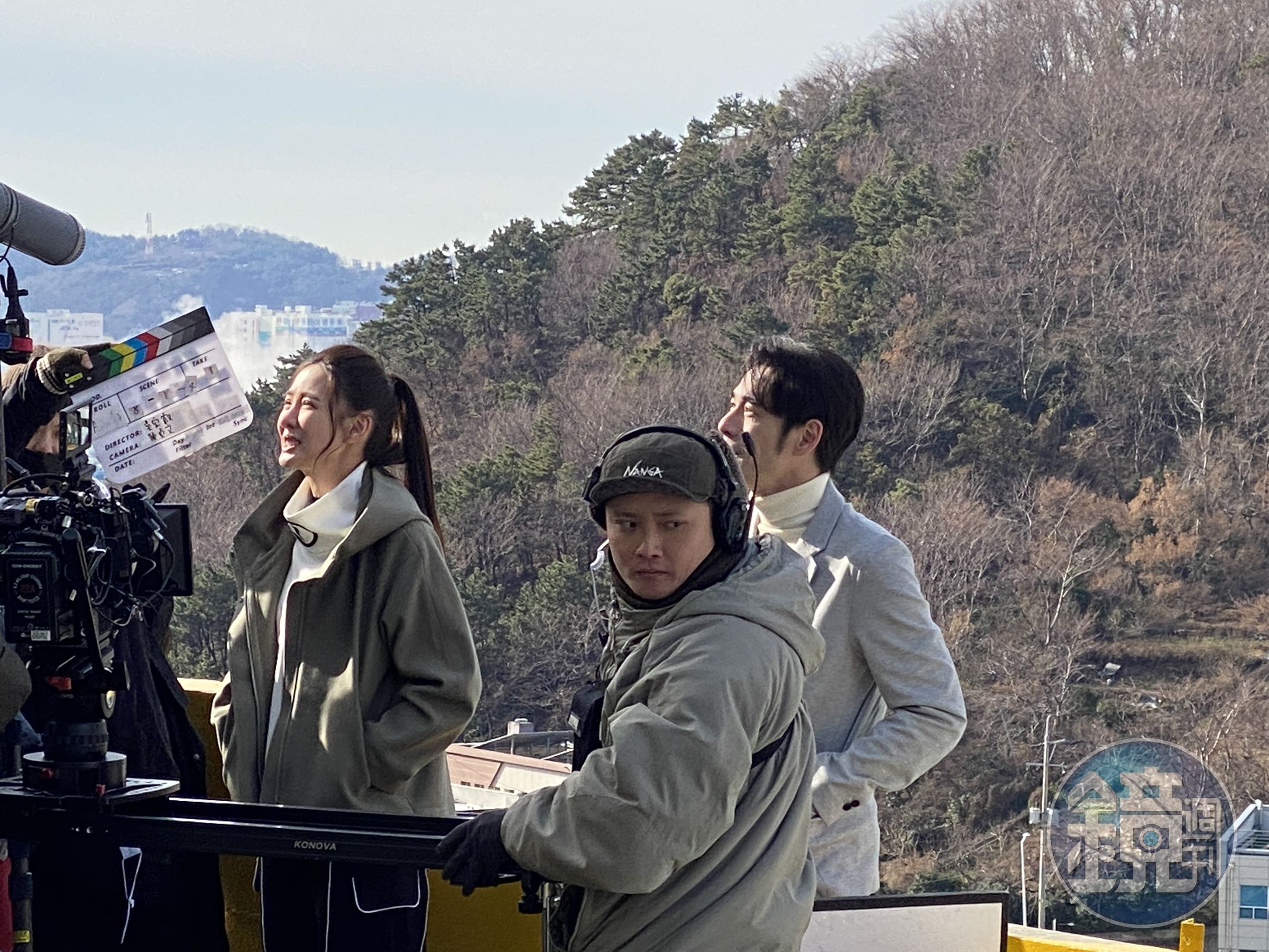 安心亞和黃騰浩在零下四度低溫的釜山甘川洞拍攝,鏡頭外冷到臉歪。