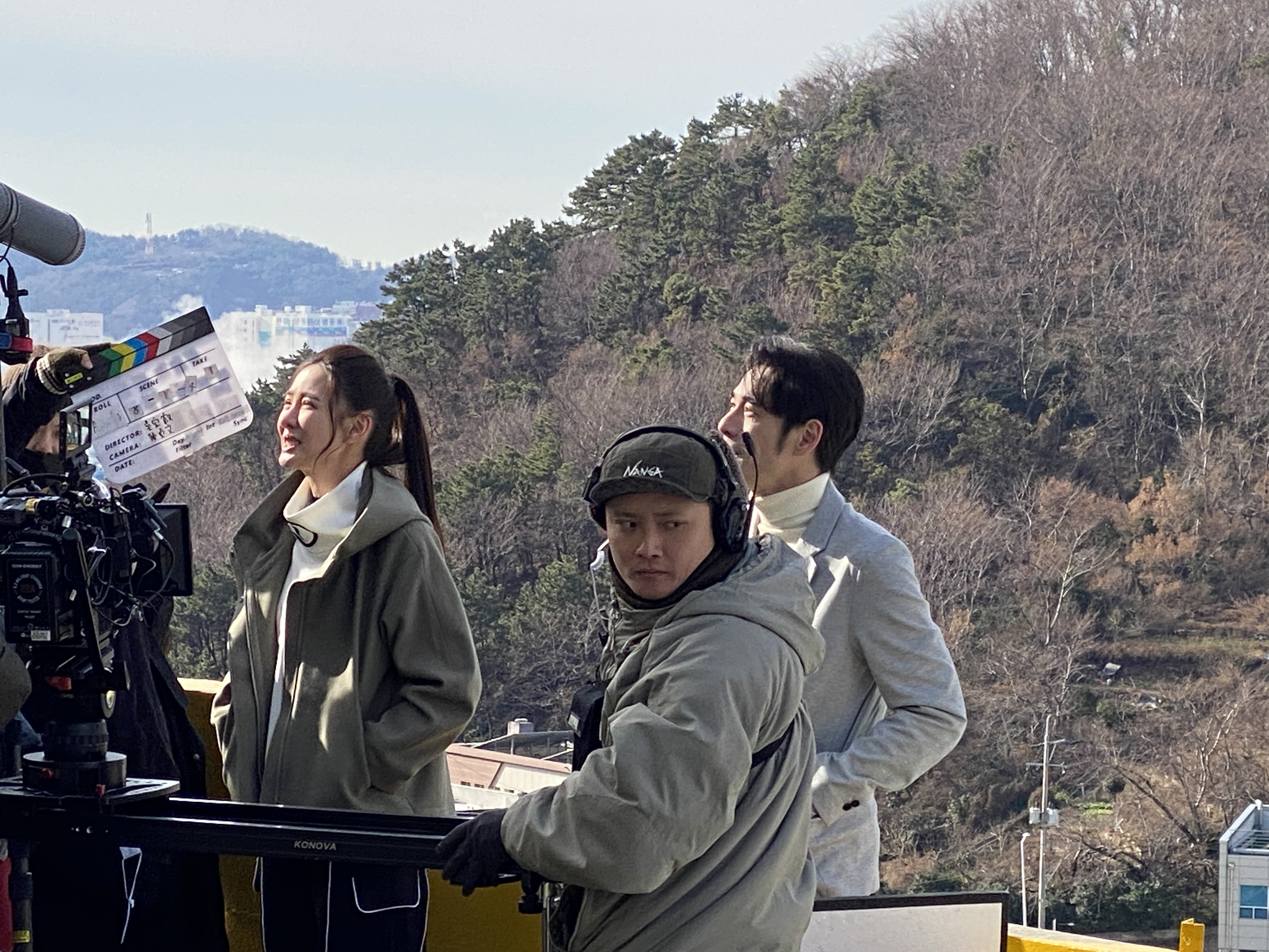 安心亞和黃騰浩在零下四度低溫的釜山甘川洞拍攝，鏡頭外冷到臉歪。