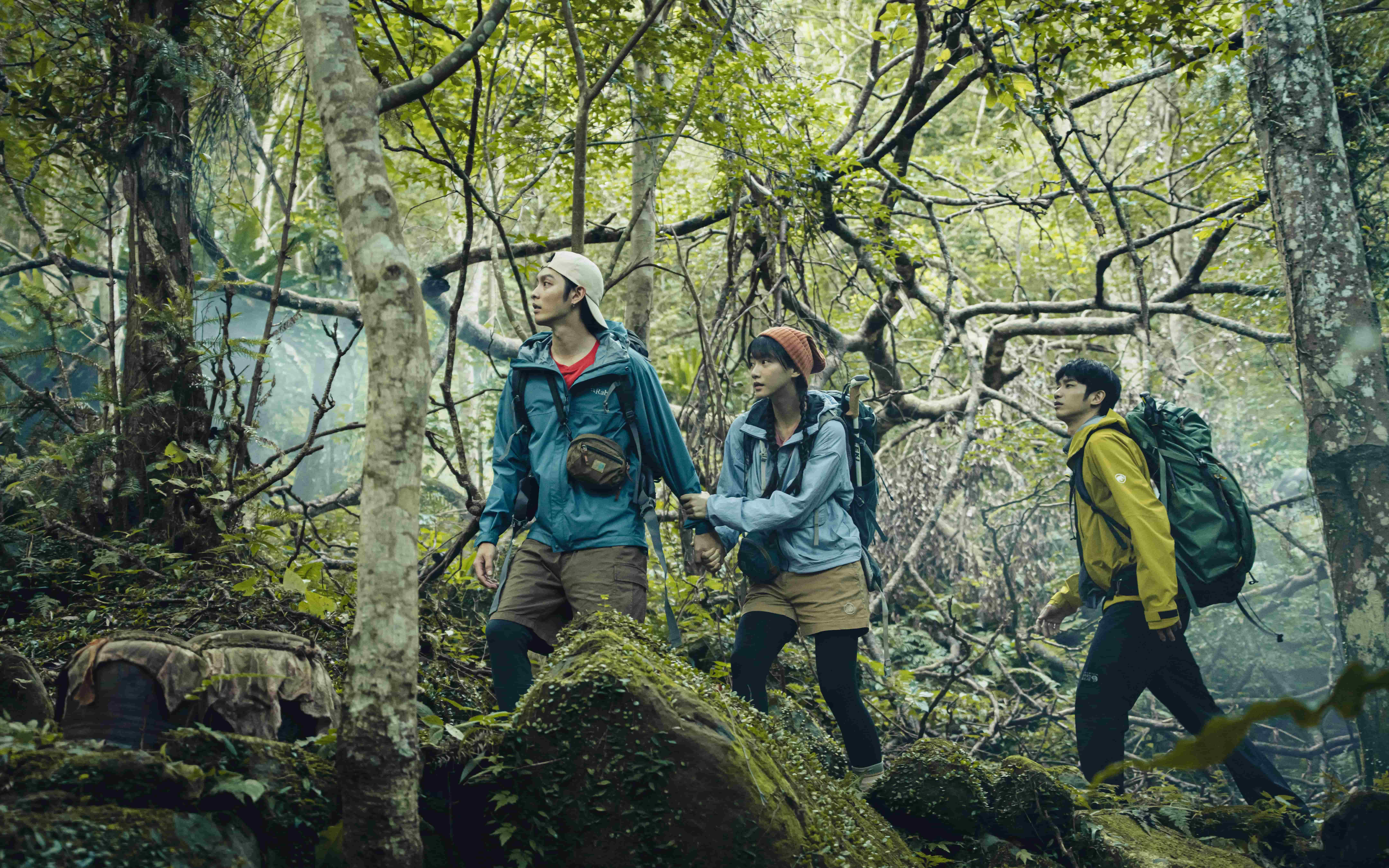 片中劉以豪、袁澧林與曹佑寧一起登山，卻無意破壞了招魂儀式，造成悲劇發生。（威視提供）