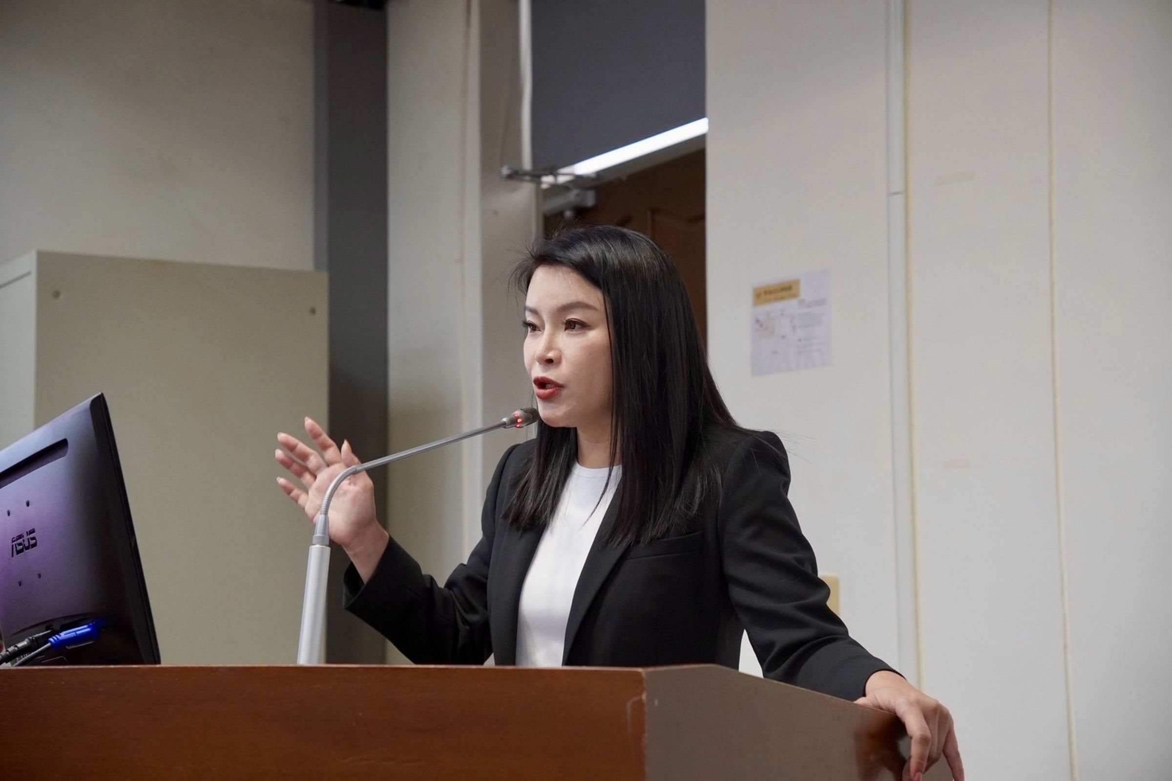 國民黨立委張嘉郡質詢稱,網路社群近期AI生成不實廣告愈來愈氾濫,甚至連中研院士、眼科權威都被盜用。(立委張嘉郡國會辦公室提供)