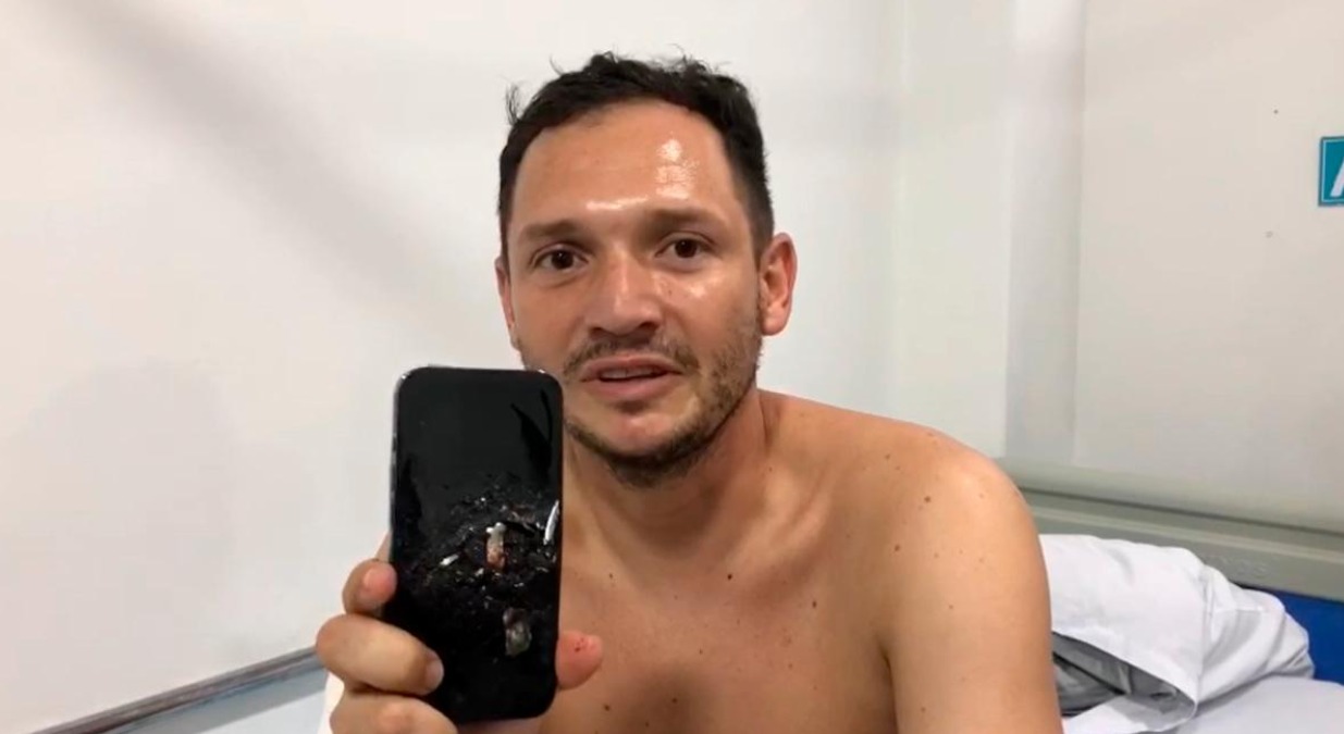 iPhone神機有神蹟？特戰同袍交戰毒梟都死了，手機幫他擋子彈僥倖存活。（翻自《Ruetir》）