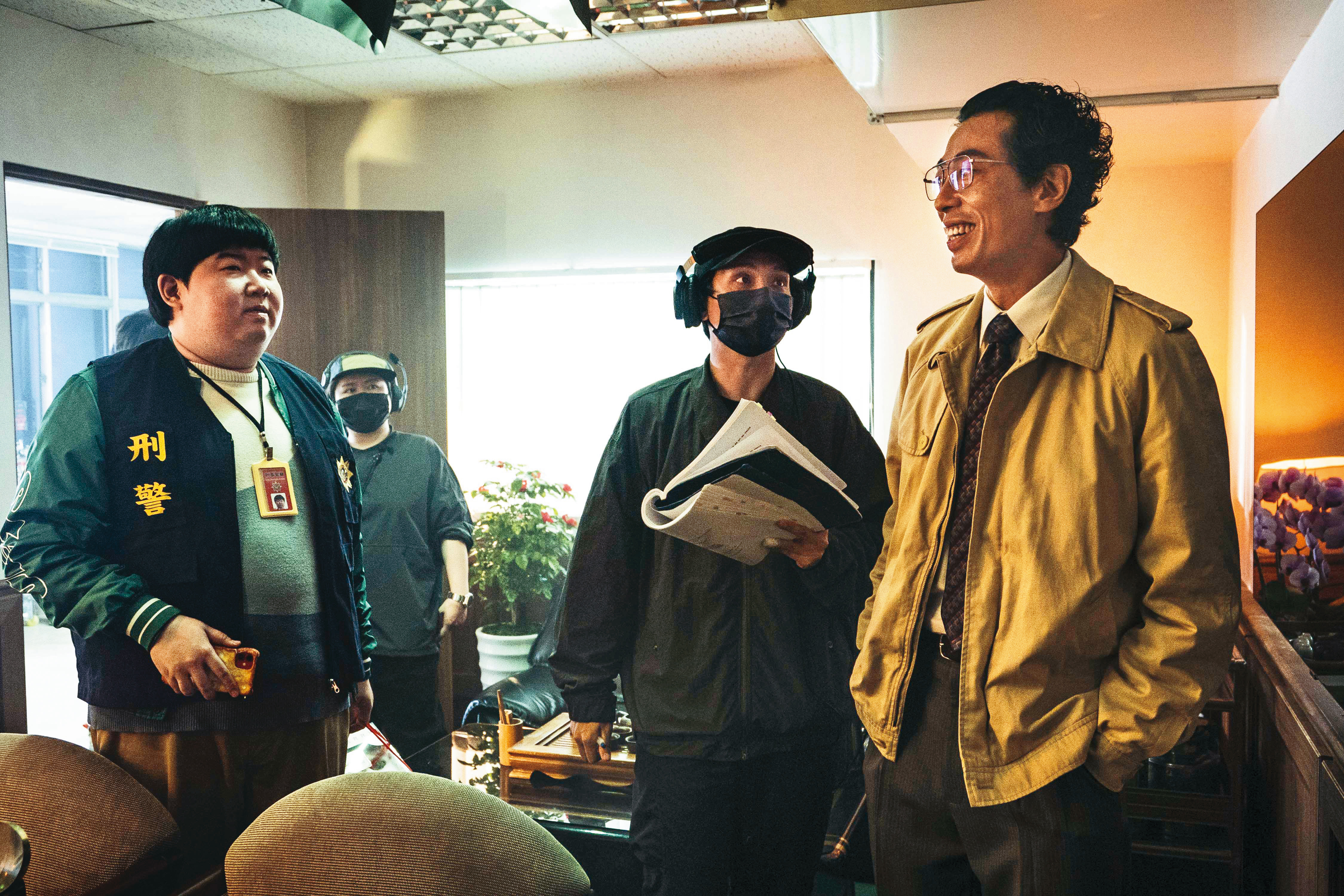 馬念先（前排右起）與導演殷振豪、演員陳彥佐在拍攝現場討論。（Netflix提供）