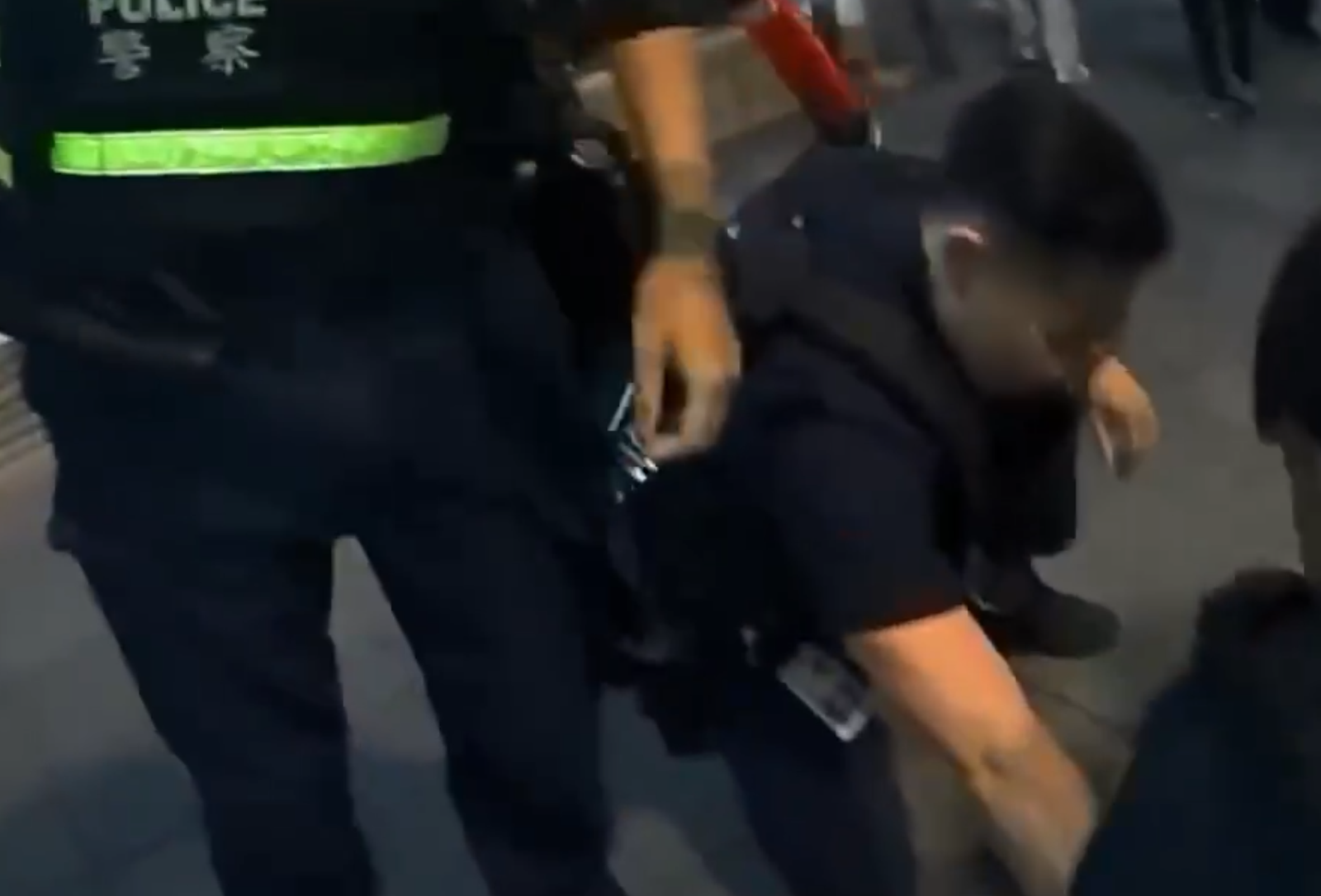 有片/信義商圈火爆場面曝!26歲酒醉男「叫囂推擠」路人 警方強勢壓制管束