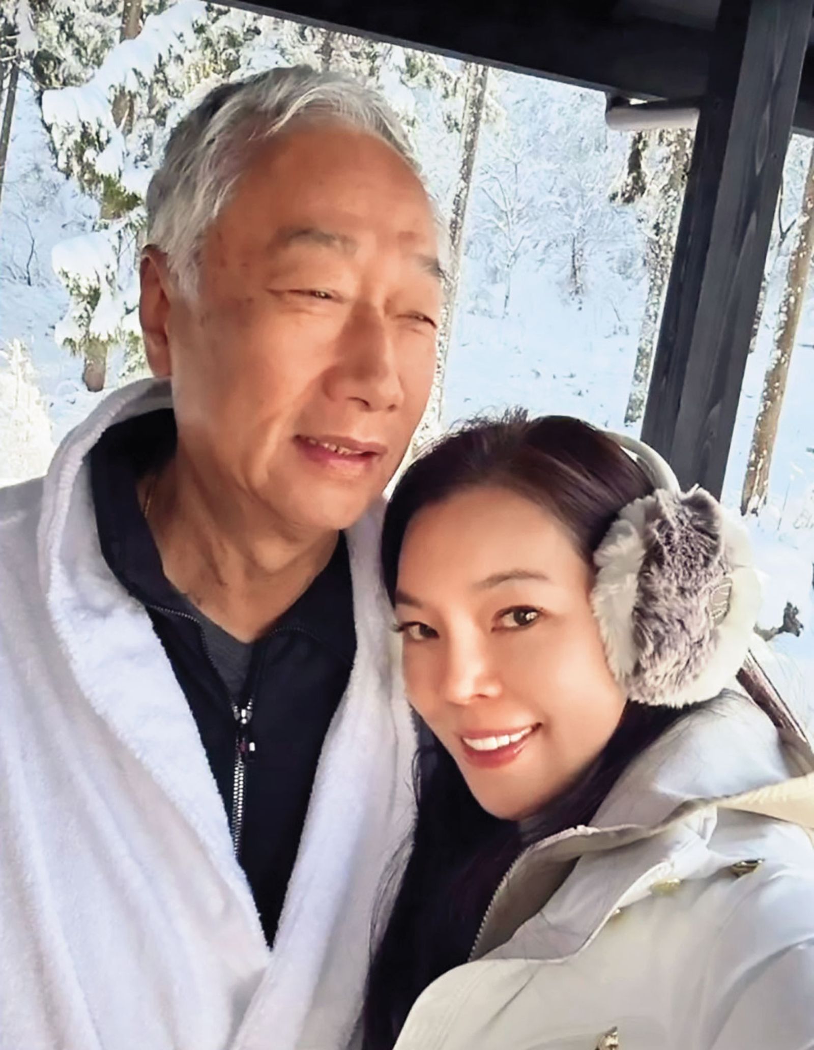 鴻海集團創辦人郭台銘（左）與夫人曾馨瑩（右）去年底一起赴日本滑雪。（圖／翻攝曾馨瑩 IG）
