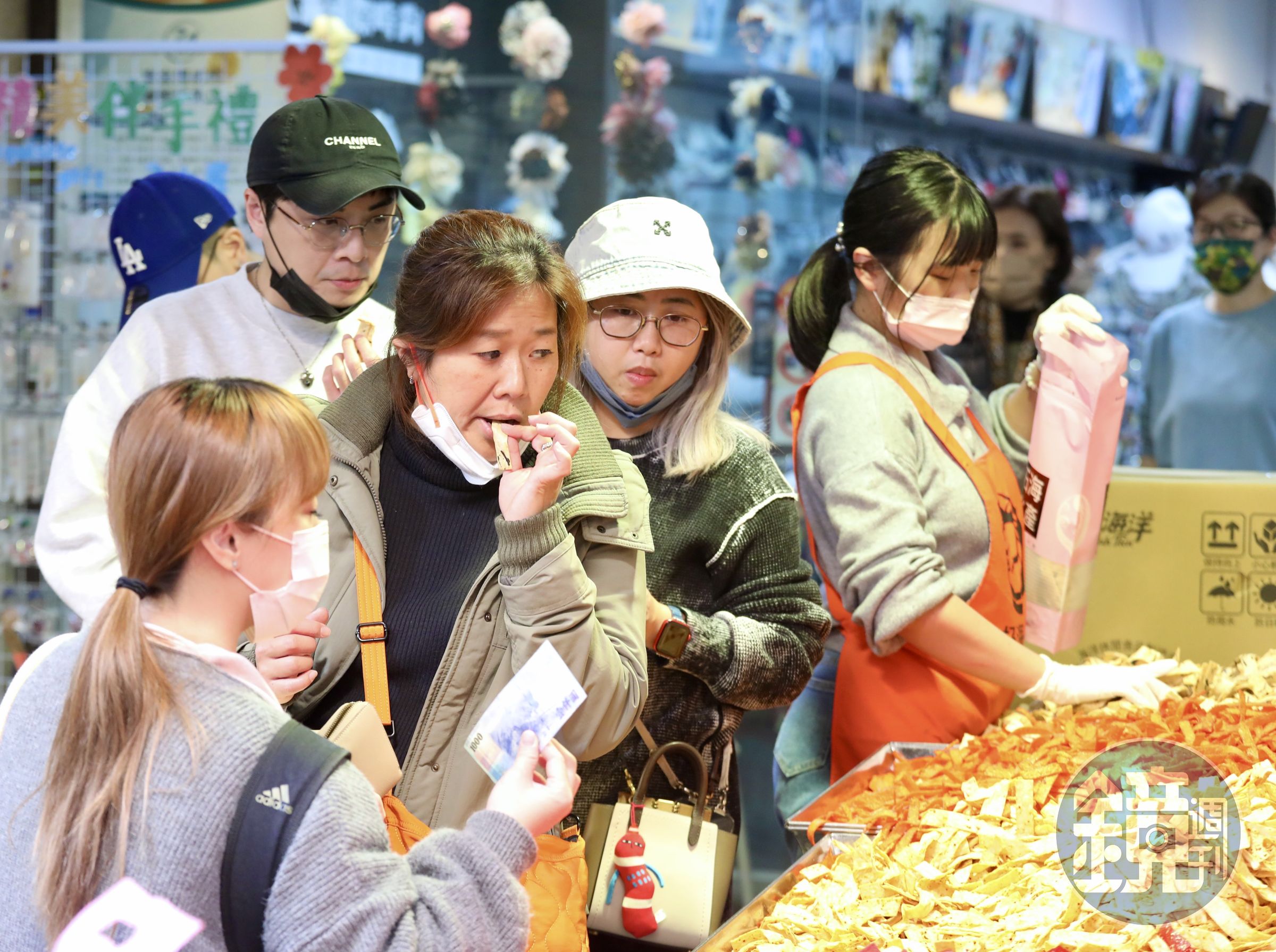 不少民眾過年期間頻繁大啖大魚大肉等好料,造成腸胃負擔,引起腸胃炎。年貨大街示意圖,非當事人。