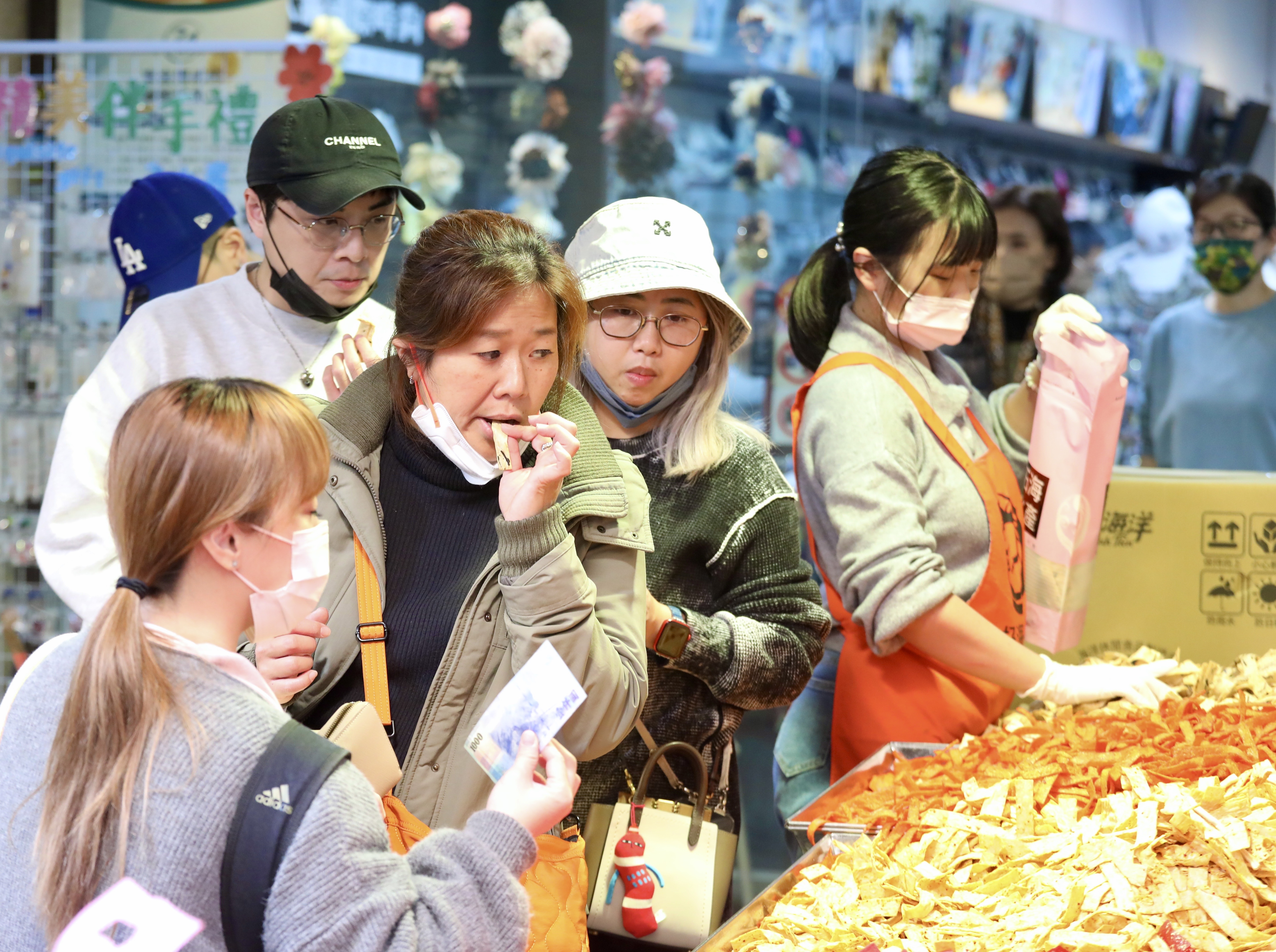 不少民眾過年期間頻繁大啖大魚大肉等好料，造成腸胃負擔，引起腸胃炎。年貨大街示意圖，非當事人。