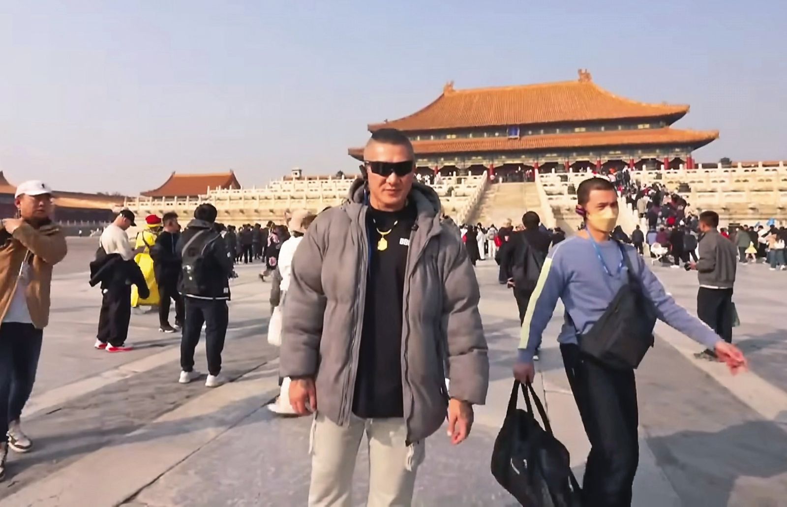 館長（中）積極西進舔中，引發極大爭議。（翻攝館長直播YT）