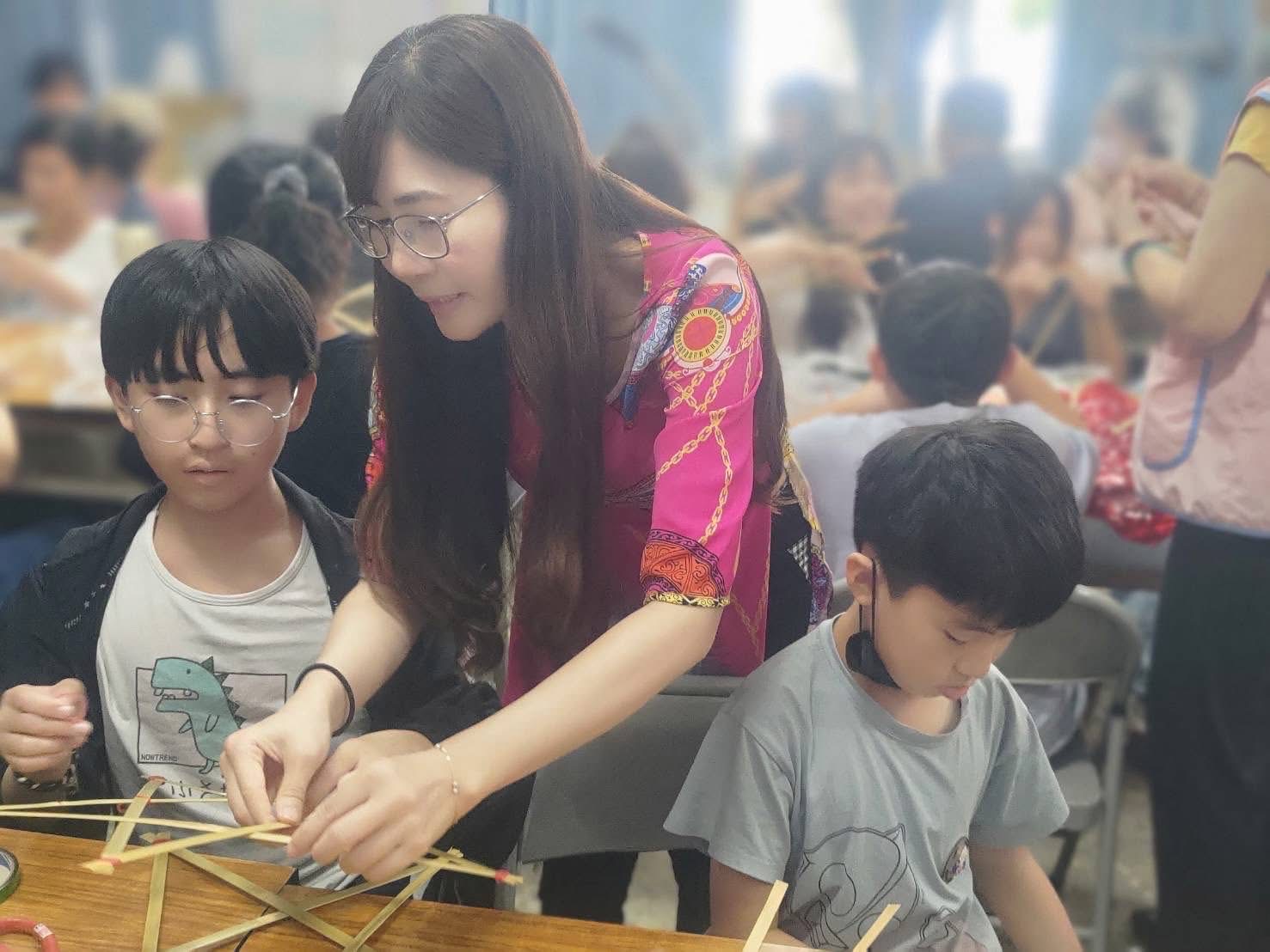 嘉義市服務站帶領新住民一同手作越南傳統「星星燈籠」(Đèn ông sao)。移民署嘉義市服務站提供